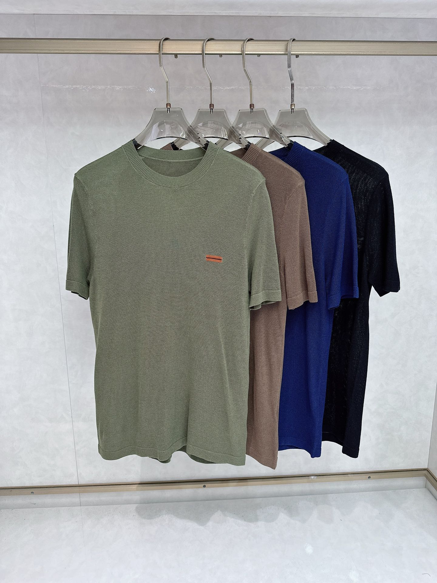 NO:162402,Jenia Spring and Summer New Products Men's Regular T-shirts are elegant and casual style, showing exquisite craftsmanship and fine traditions. This T-shirt combines elegant temperament and casual style. It is carefully crafted with precious mercerized double-sided fabrics, and the chest is decorated with brand logo to enhance the style. The upper body effect is very good. You can match it with various denim or casual pants at will, a fashion essential item. Size M-3XL, zegna, tees, t-shirt, alexander wang19860909杰尼亚 春夏系列新品 男士常规版型T恤 以优雅随意地风格,彰显精湛工艺和优良传统.这款T恤结合典雅气质与休闲风范.采用珍贵的丝光双面面料精心制作,胸前饰以品牌logo提升格调,上身效果非常赞可随意搭配各式牛仔或休闲裤,时尚必备单品.尺码M-3XL,,zegna,tees，t-shirt,alexander wang,Men's clothing