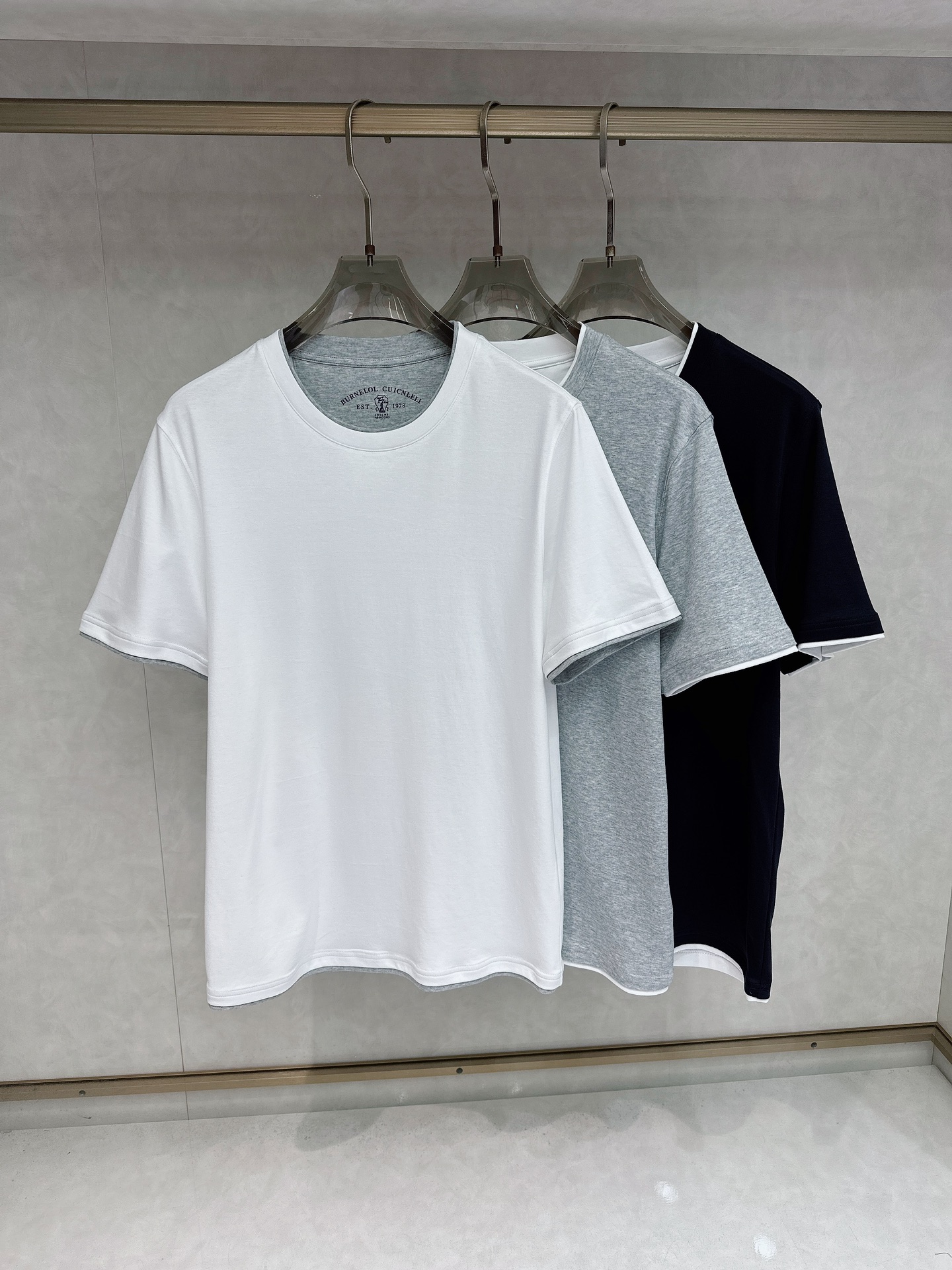 NO:162404,BC Spring and Summer Series New Men's Regular T-shirts are elegant and casual style, showing exquisite craftsmanship and fine traditions. This T-shirt combines elegant temperament and casual style. It is carefully crafted with precious mercerized double-sided fabrics, and the chest is decorated with brand logo to enhance the style. The upper body effect is very good. You can match it with various denim or casual pants at will, a fashion essential item. Size M-3XL, tees, t-shirt, alexander wang19860909BC 春夏系列新品 男士常规版型T恤 以优雅随意地风格,彰显精湛工艺和优良传统.这款T恤结合典雅气质与休闲风范.采用珍贵的丝光双面面料精心制作,胸前饰以品牌logo提升格调,上身效果非常赞可随意搭配各式牛仔或休闲裤,时尚必备单品.尺码M-3XL,,tees，t-shirt,alexander wang,Men's clothing