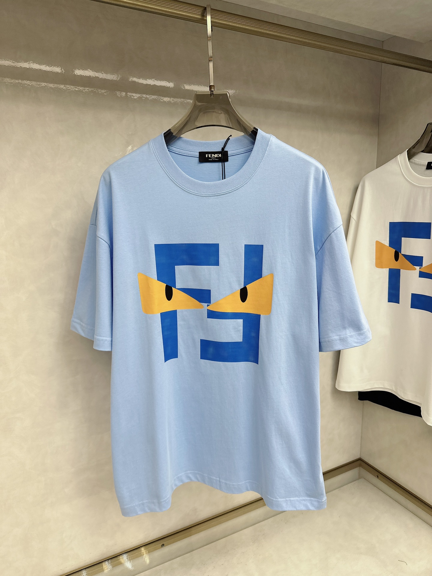 NO:424142,Fendi Ss' latest short-sleeved T-shirt in spring and summer, soft touch, comfortable to wear, fine workmanship. The upper body effect is invincible and handsome, size number M-2xl, fendi, T-shirt, tees, t-shirt, alexander wang19860909芬迪 Ss春夏最新款短袖T恤,手感柔软,穿着舒适,做工精细.上身效果无敌帅气,码数 M-2xl,,fendi,T-shirt,tees，t-shirt,alexander wang,Men's clothing