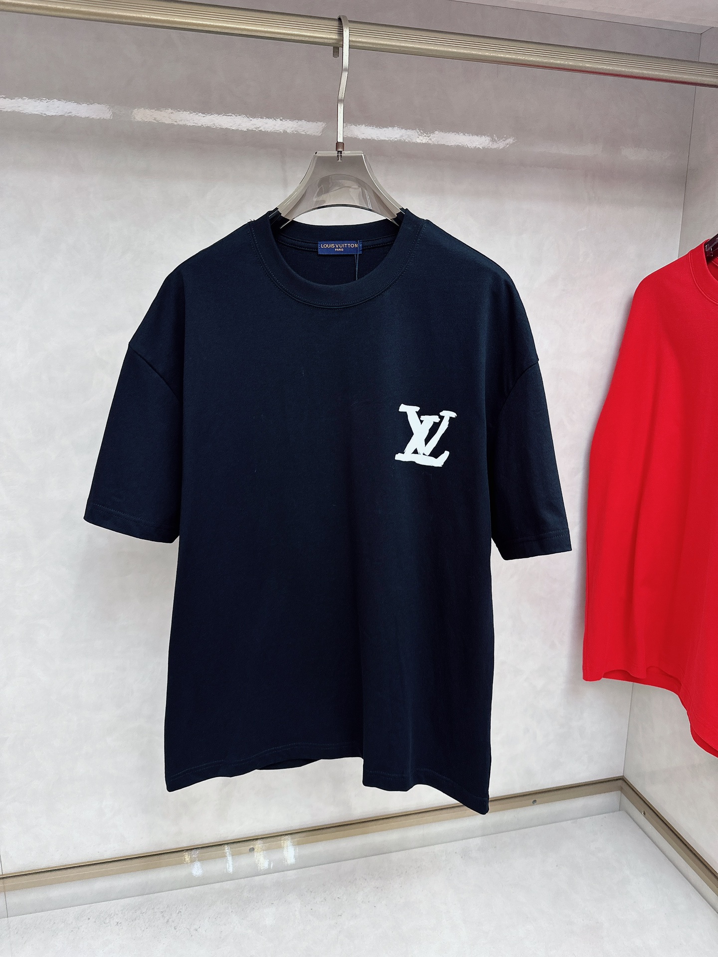 NO:424154,LV Ss Spring and Summer latest short-sleeved T-shirt, soft feel, comfortable to wear, fine workmanship. The upper body effect is invincible and handsome, size number M-2xl, louis vuitton, T-shirt,tees, t-shirt,alexander wang19860909LV Ss春夏最新款短袖T恤,手感柔软,穿着舒适,做工精细.上身效果无敌帅气,码数 M-2xl,,louis vuitton,T-shirt,tees，t-shirt,alexander wang,Men's clothing