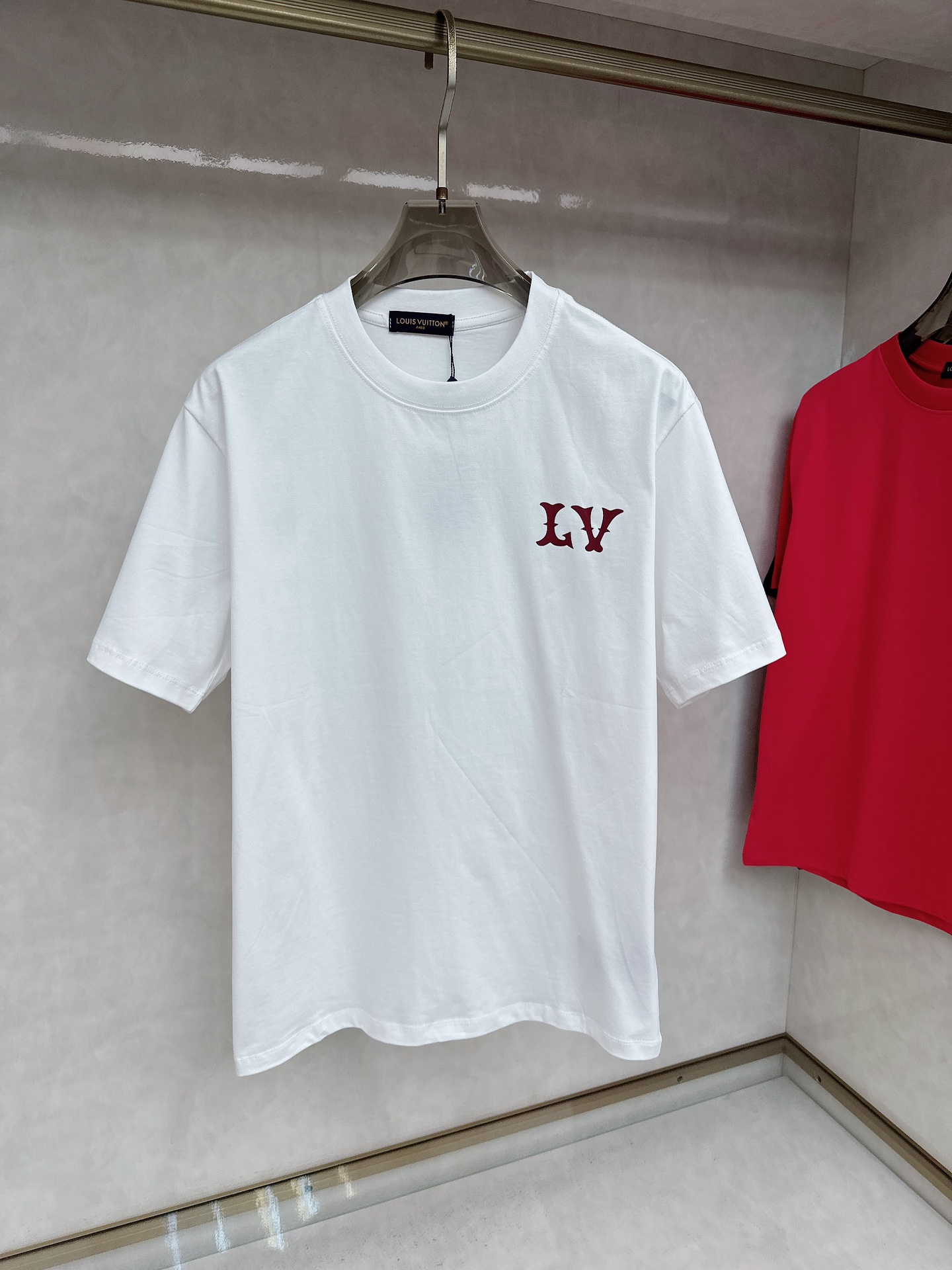  LV 2025Ss春夏最新款短袖T恤，手感柔软，穿着舒适，做工精细.上身效果无敌帅气，码数 M-3XL