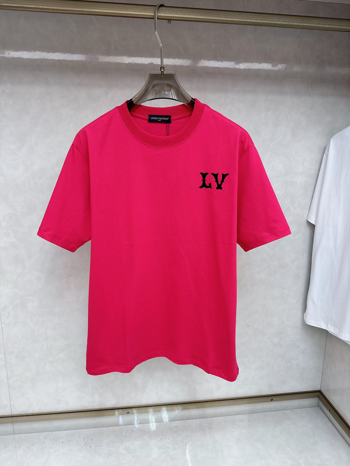  LV 2025Ss春夏最新款短袖T恤，手感柔软，穿着舒适，做工精细.上身效果无敌帅气，码数 M-3XL