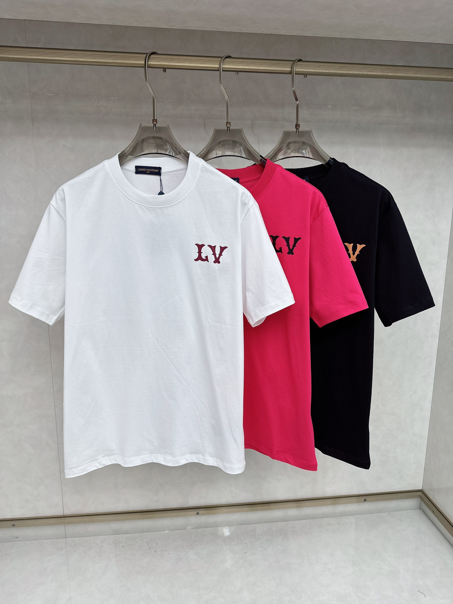  LV 2025Ss春夏最新款短袖T恤，手感柔软，穿着舒适，做工精细.上身效果无敌帅气，码数 M-3XL