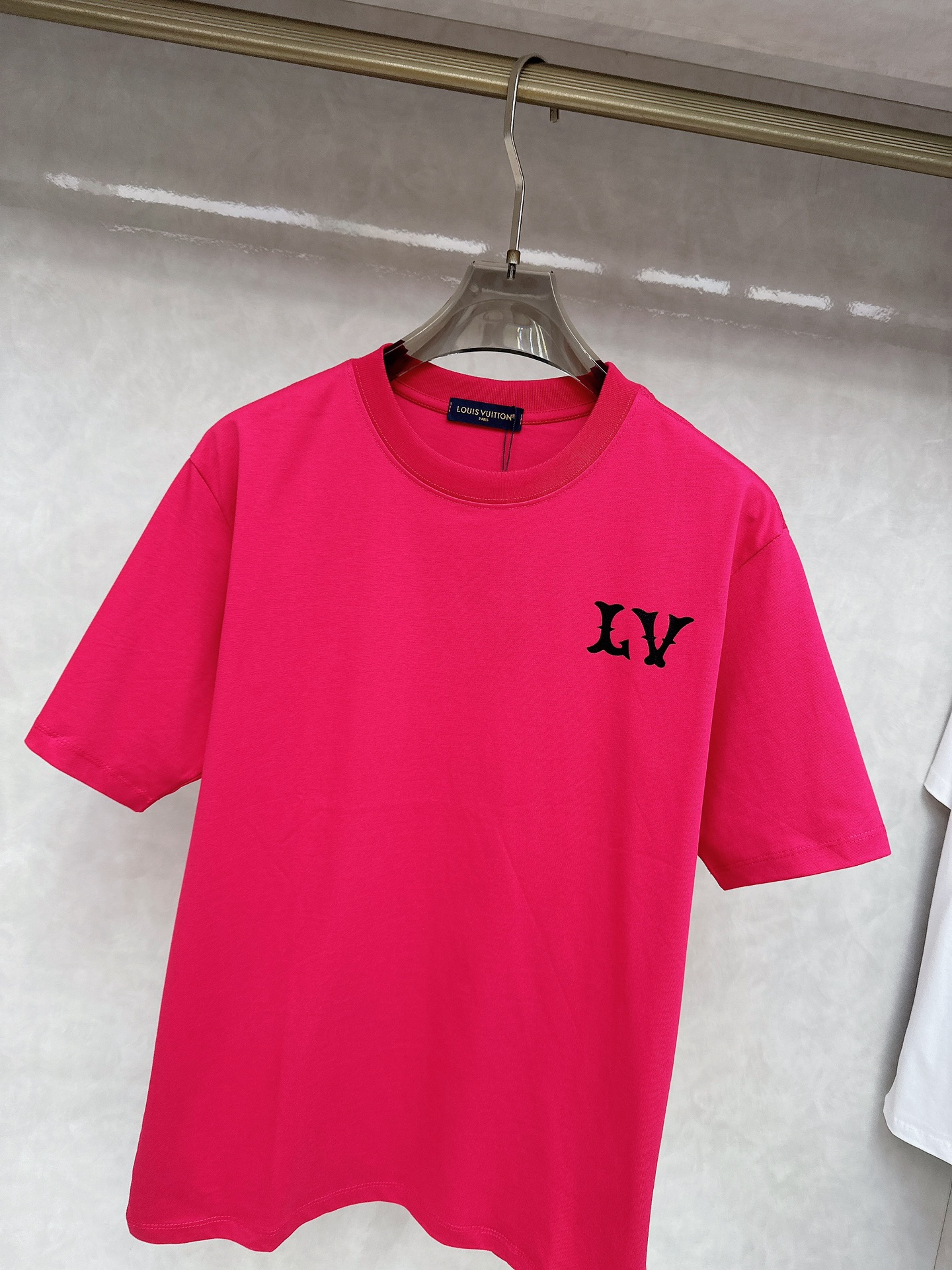  LV 2025Ss春夏最新款短袖T恤，手感柔软，穿着舒适，做工精细.上身效果无敌帅气，码数 M-3XL