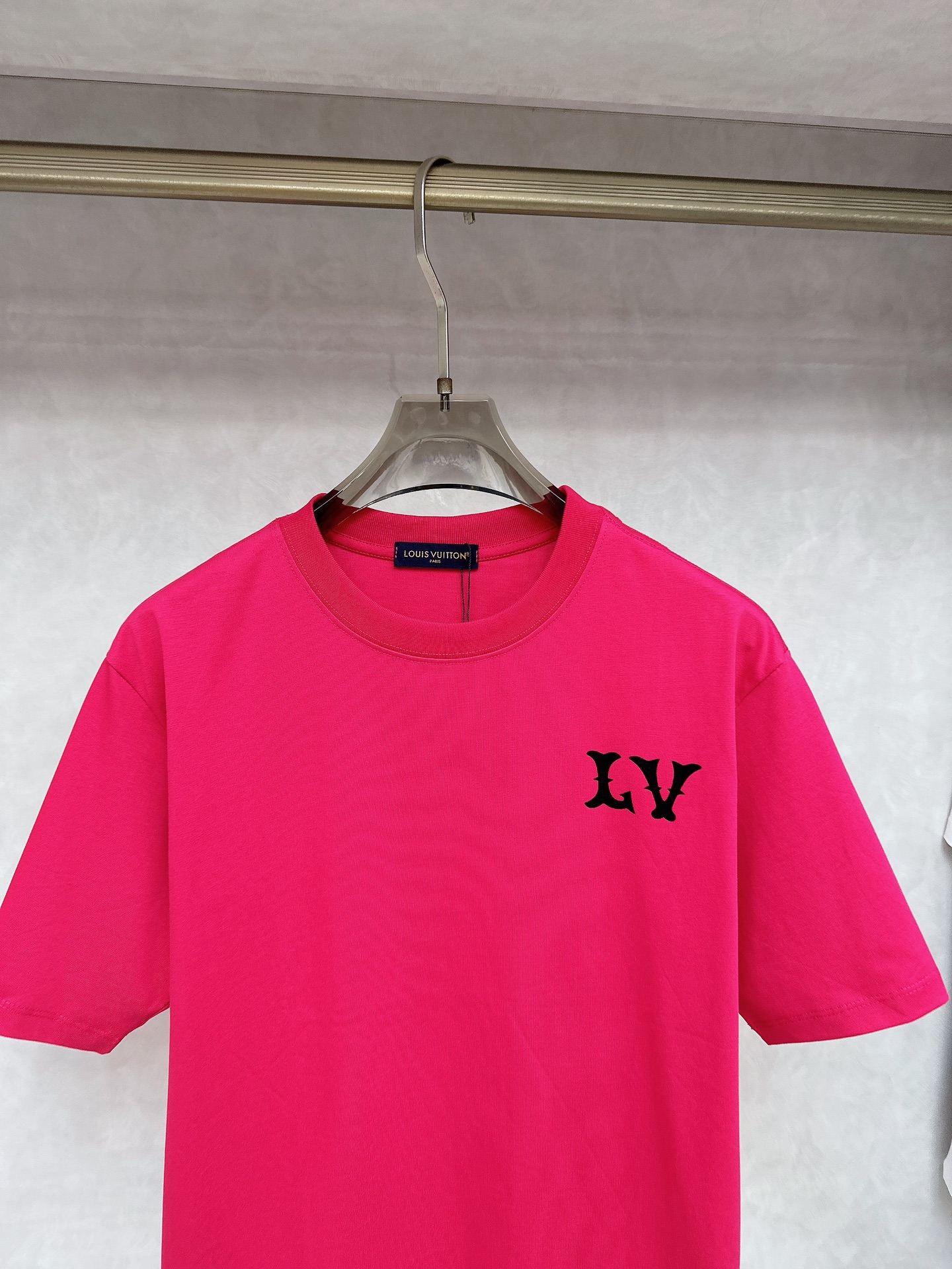  LV 2025Ss春夏最新款短袖T恤，手感柔软，穿着舒适，做工精细.上身效果无敌帅气，码数 M-3XL