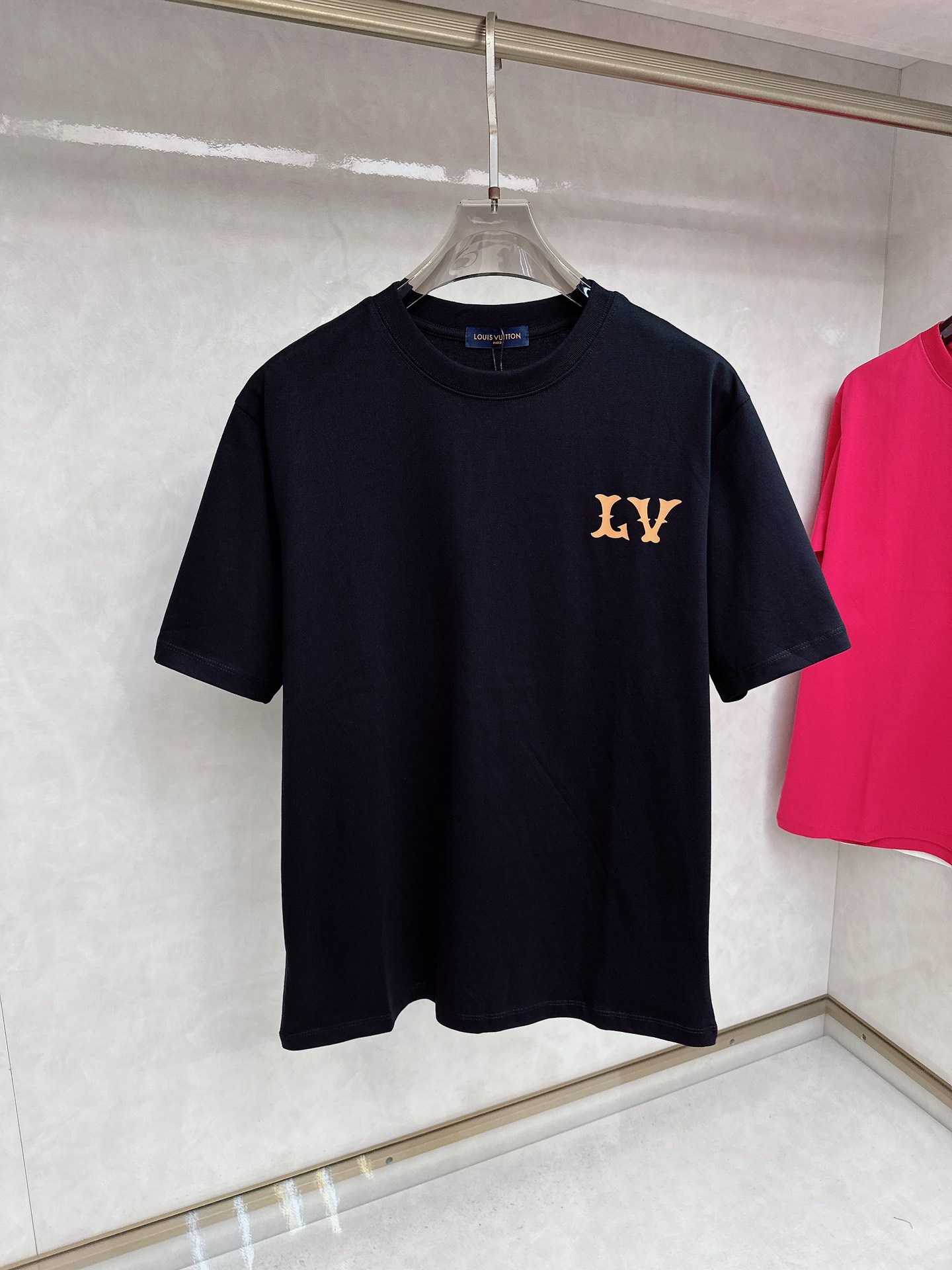  LV 2025Ss春夏最新款短袖T恤，手感柔软，穿着舒适，做工精细.上身效果无敌帅气，码数 M-3XL