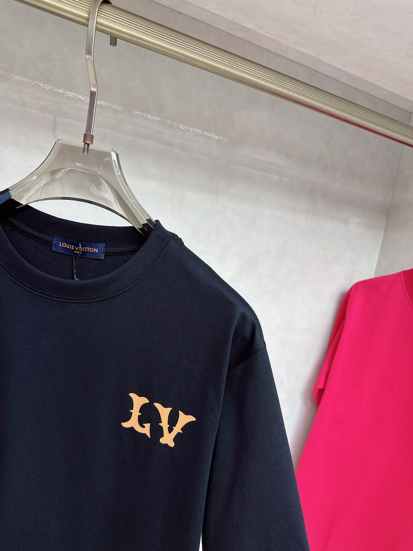 LV 2025Ss春夏最新款短袖T恤，手感柔软，穿着舒适，做工精细.上身效果无敌帅气，码数 M-3XL