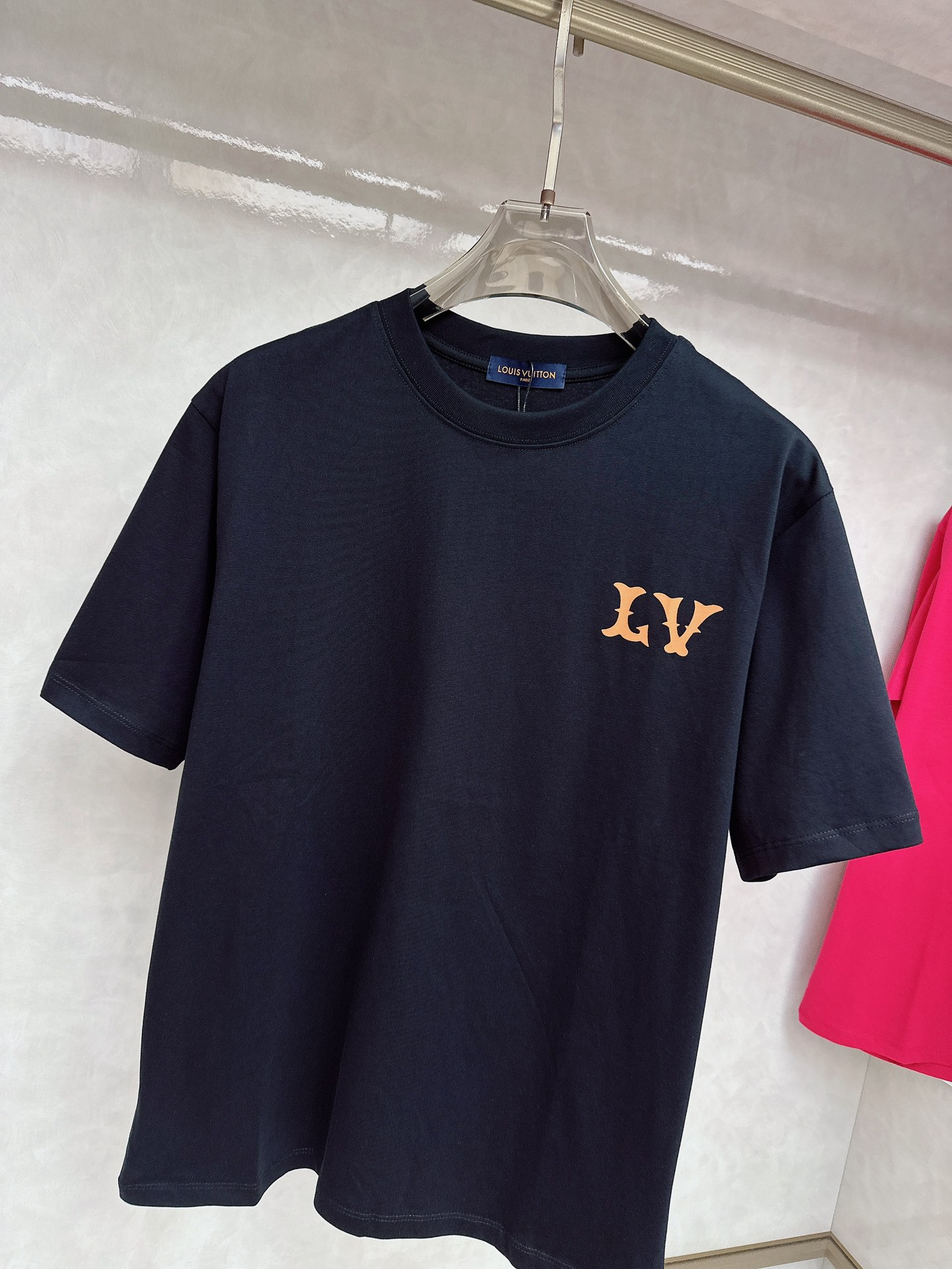  LV 2025Ss春夏最新款短袖T恤，手感柔软，穿着舒适，做工精细.上身效果无敌帅气，码数 M-3XL