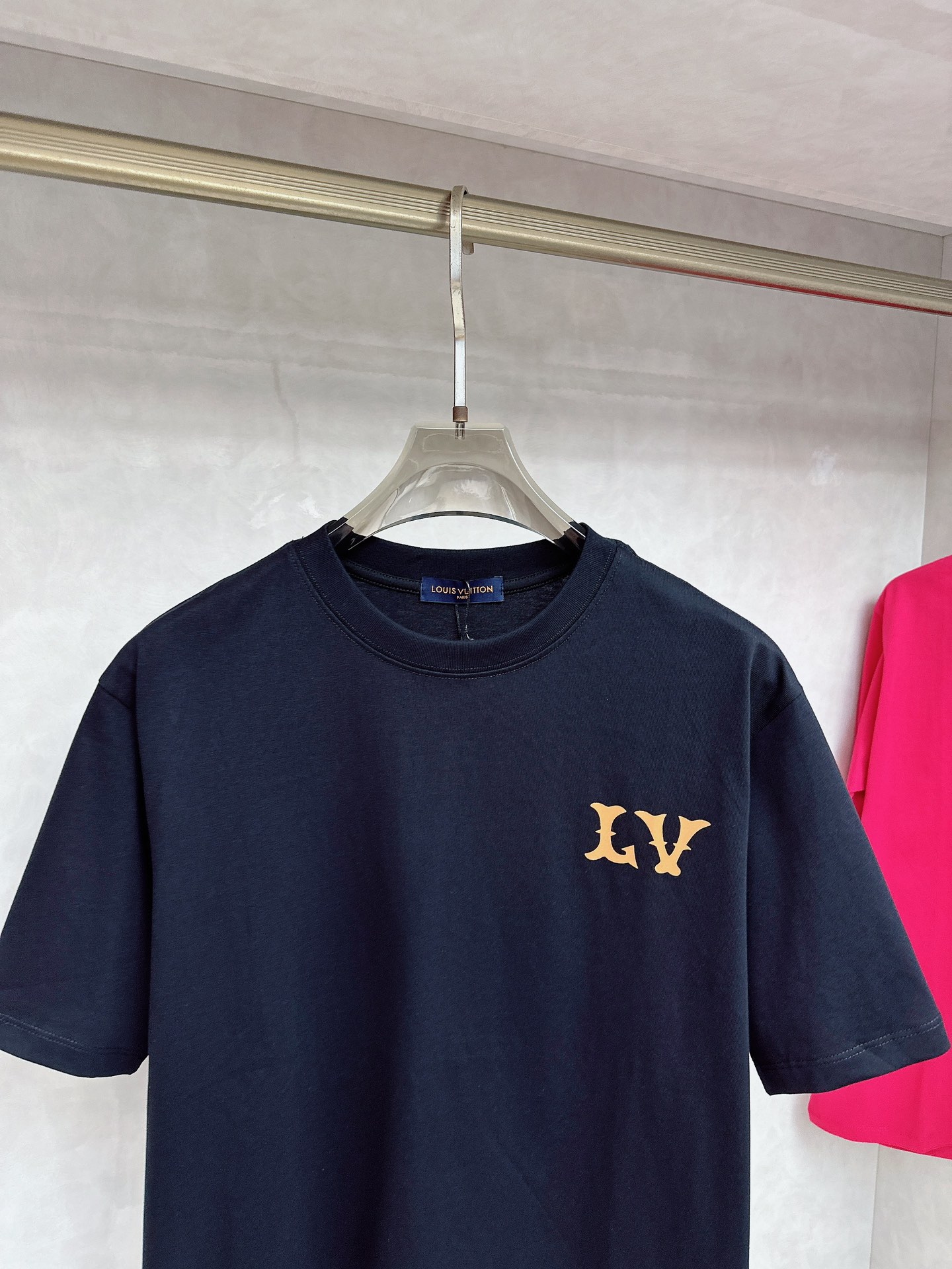  LV 2025Ss春夏最新款短袖T恤，手感柔软，穿着舒适，做工精细.上身效果无敌帅气，码数 M-3XL