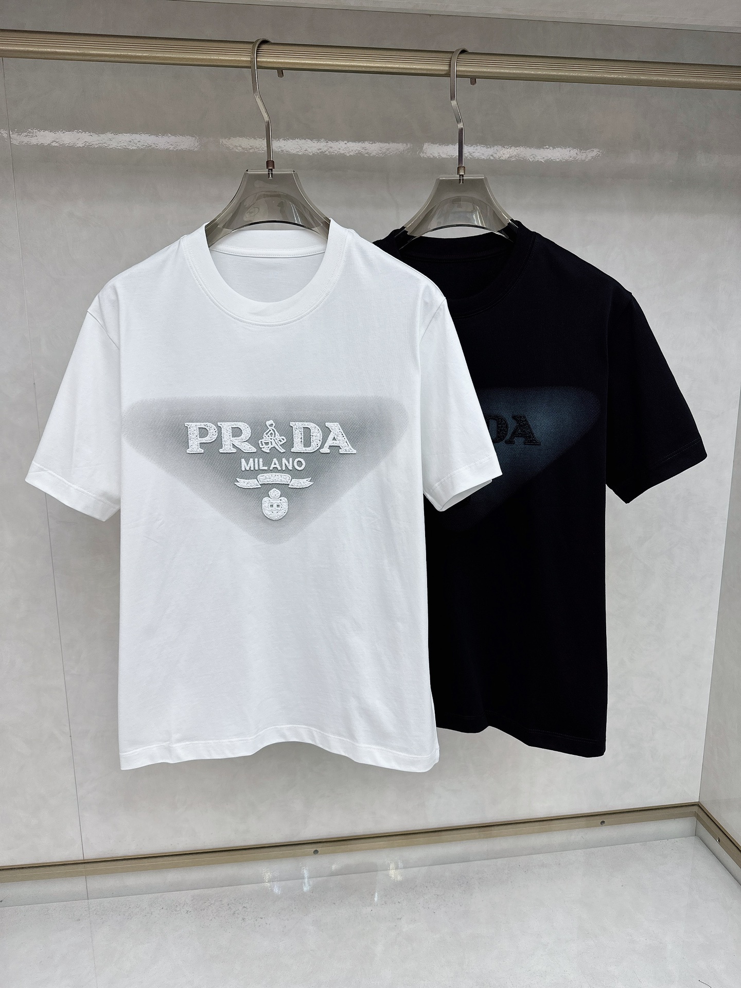 NO:412066,P Prada 2025Ss Spring and Summer latest short-sleeved T-shirt, soft touch, comfortable wearing, fine workmanship. The upper body effect is invincible and handsome, size number M-3XL, prada, T-shirt,tees, t-shirt,alexander wang19860909P 普拉达 2025Ss春夏最新款短袖T恤,手感柔软,穿着舒适,做工精细.上身效果无敌帅气,码数 M-3XL,,prada,T-shirt,tees，t-shirt,alexander wang,Men's clothing