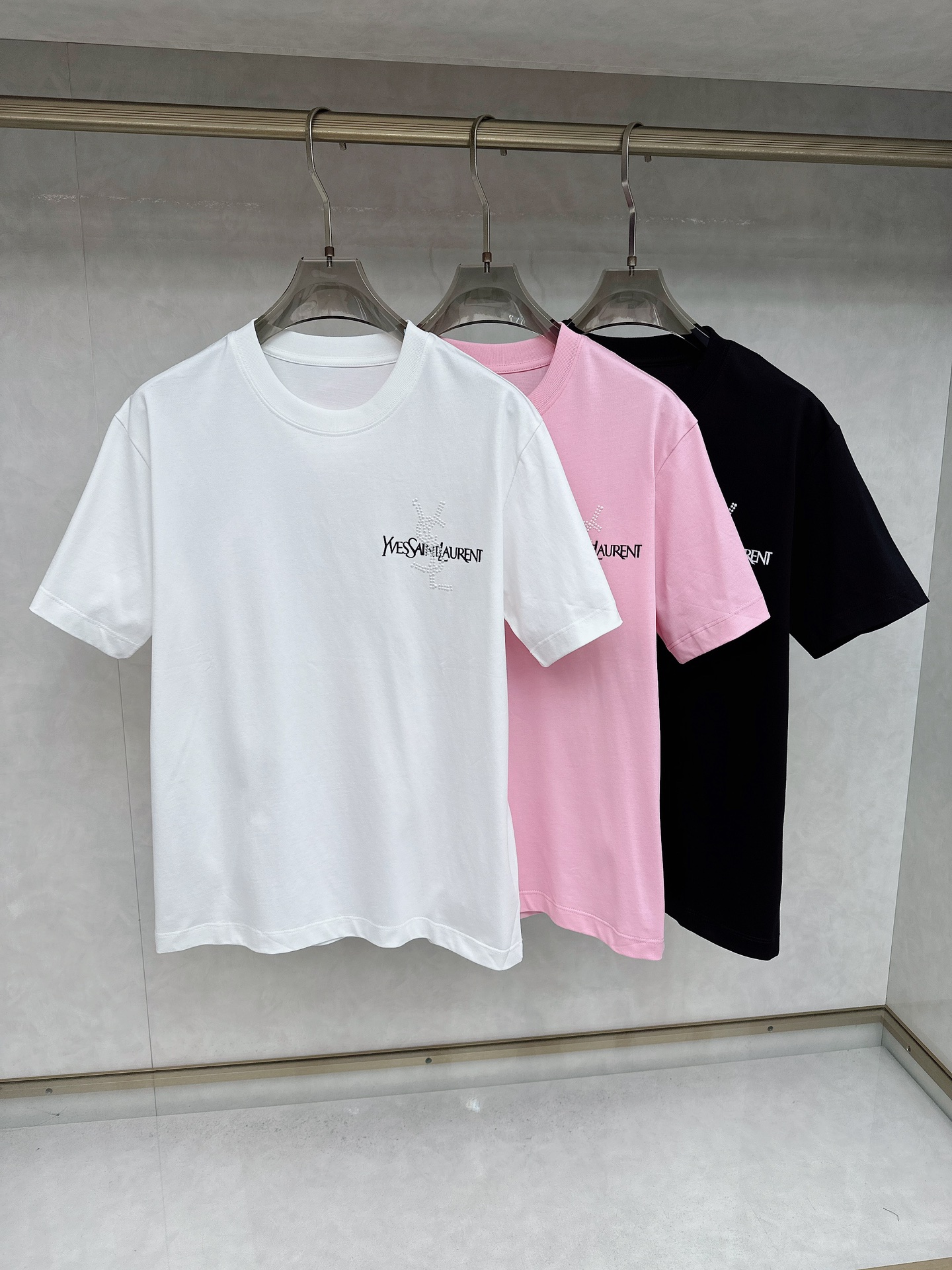 NO:412082,Saint Laurent 2025Ss spring and summer latest short-sleeved T-shirt, soft touch, comfortable wearing, fine workmanship. The upper body effect is invincible and handsome, size number M-3XL, saint laurent, T-shirt, tees, t-shirt, alexander wang19860909圣罗兰 2025Ss春夏最新款短袖T恤,手感柔软,穿着舒适,做工精细.上身效果无敌帅气,码数 M-3XL,,saint laurent,T-shirt,tees，t-shirt,alexander wang,Men's clothing