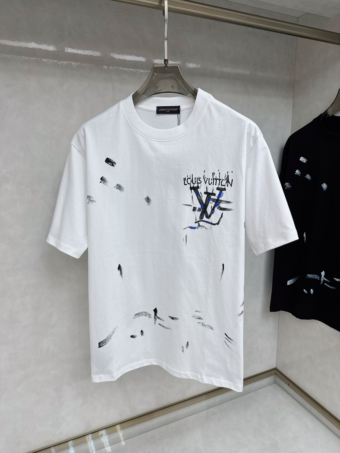  LV 2025Ss春夏最新款短袖T恤，手感柔软，穿着舒适，做工精细.上身效果无敌帅气，码数 M-3XL
