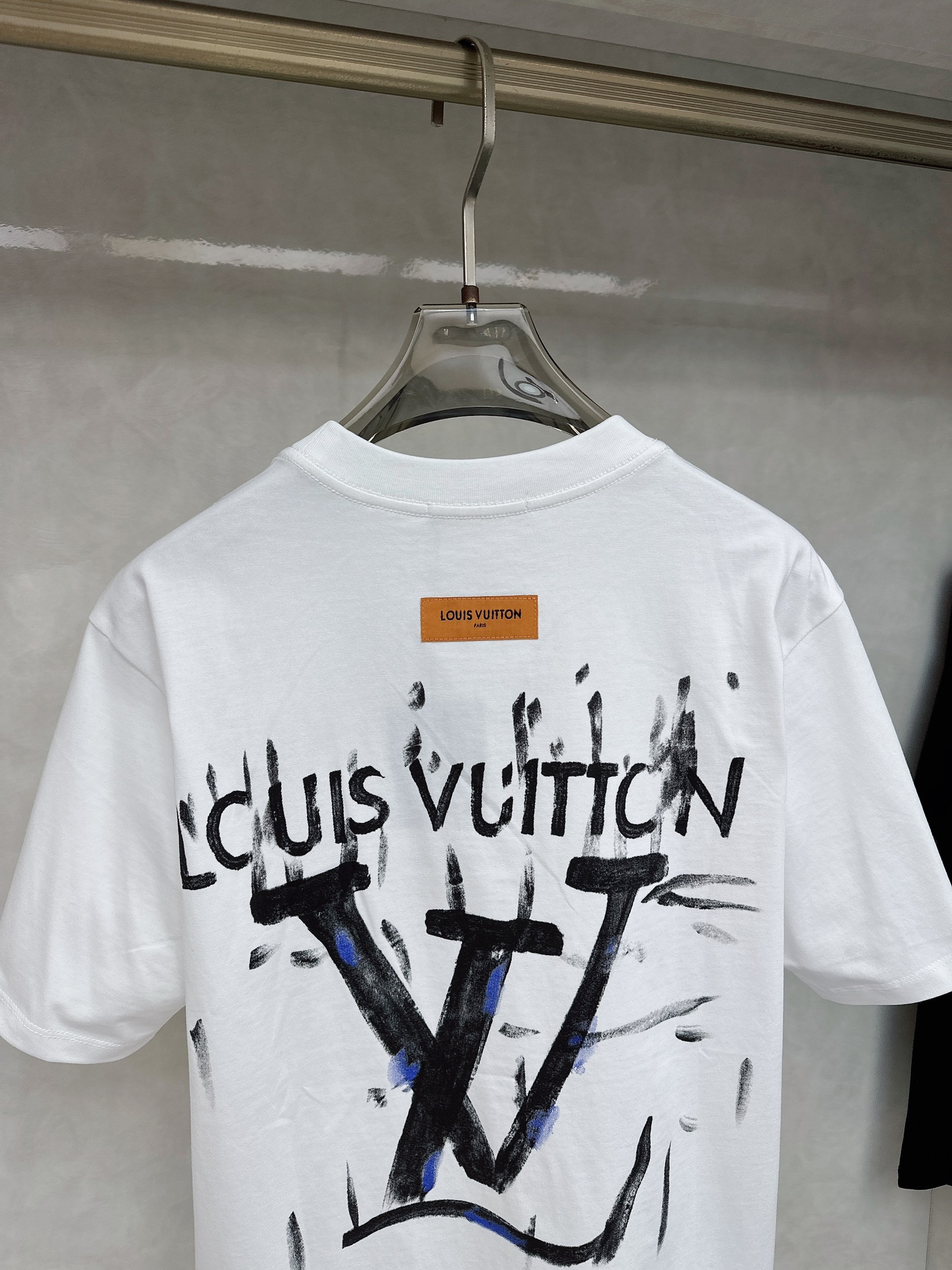 LV 2025Ss春夏最新款短袖T恤，手感柔软，穿着舒适，做工精细.上身效果无敌帅气，码数 M-3XL