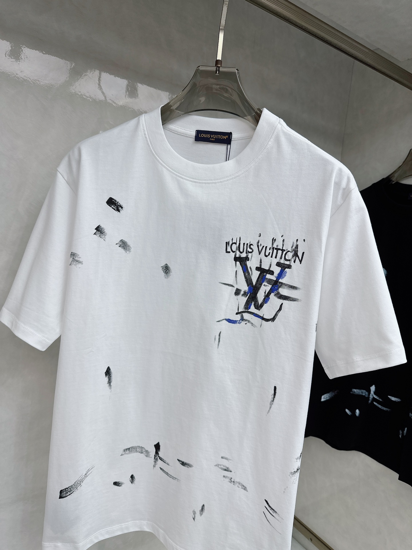  LV 2025Ss春夏最新款短袖T恤，手感柔软，穿着舒适，做工精细.上身效果无敌帅气，码数 M-3XL