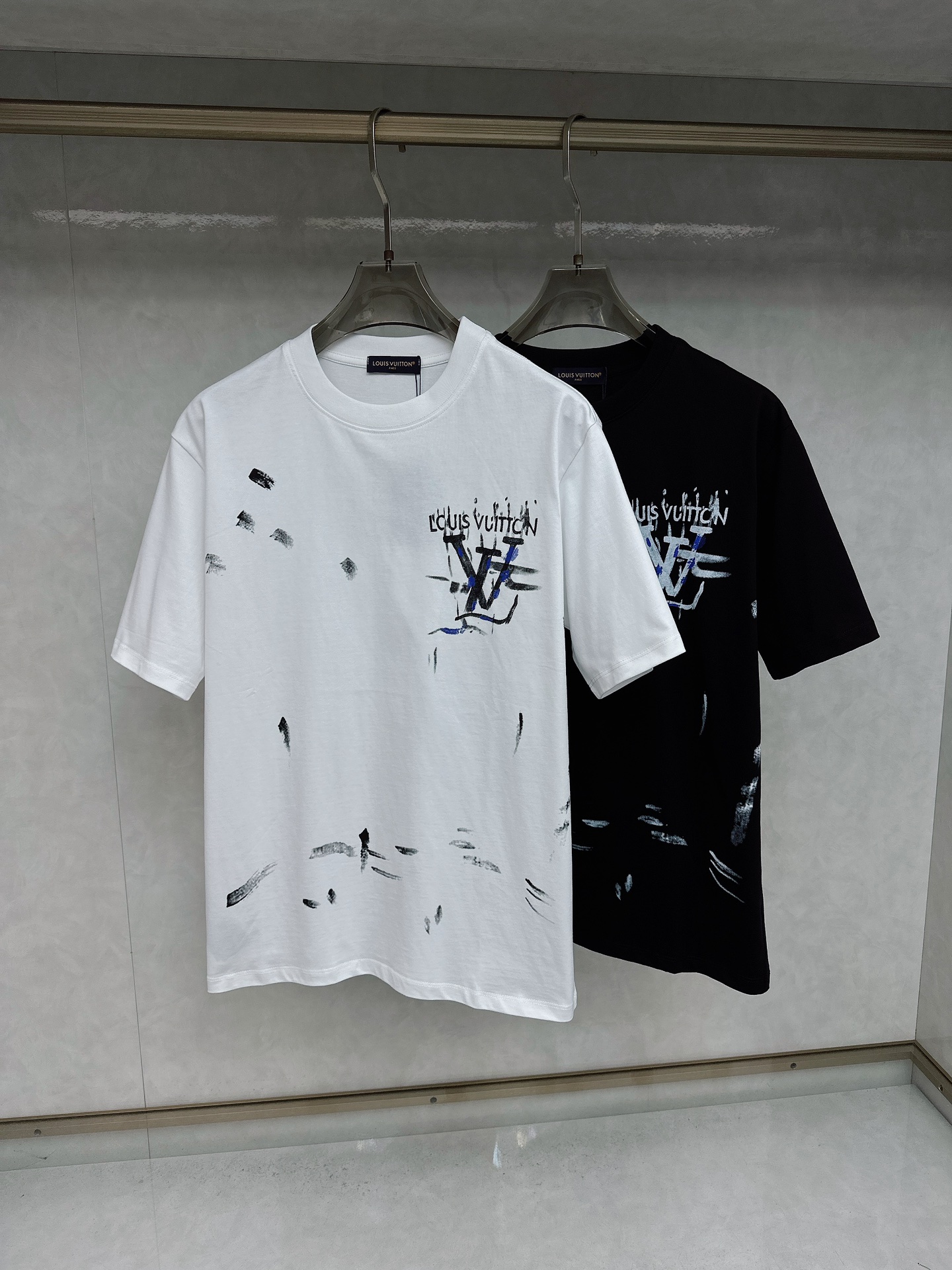  LV 2025Ss春夏最新款短袖T恤，手感柔软，穿着舒适，做工精细.上身效果无敌帅气，码数 M-3XL