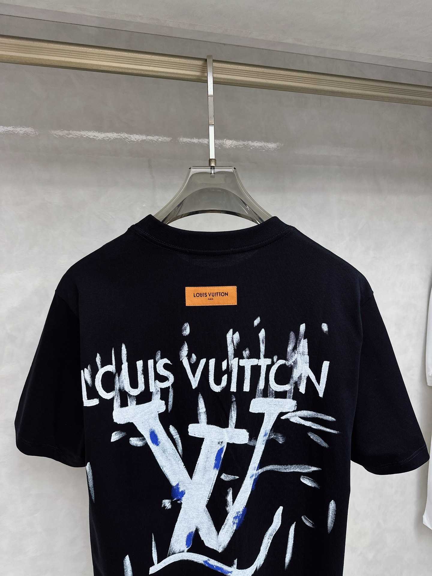  LV 2025Ss春夏最新款短袖T恤，手感柔软，穿着舒适，做工精细.上身效果无敌帅气，码数 M-3XL