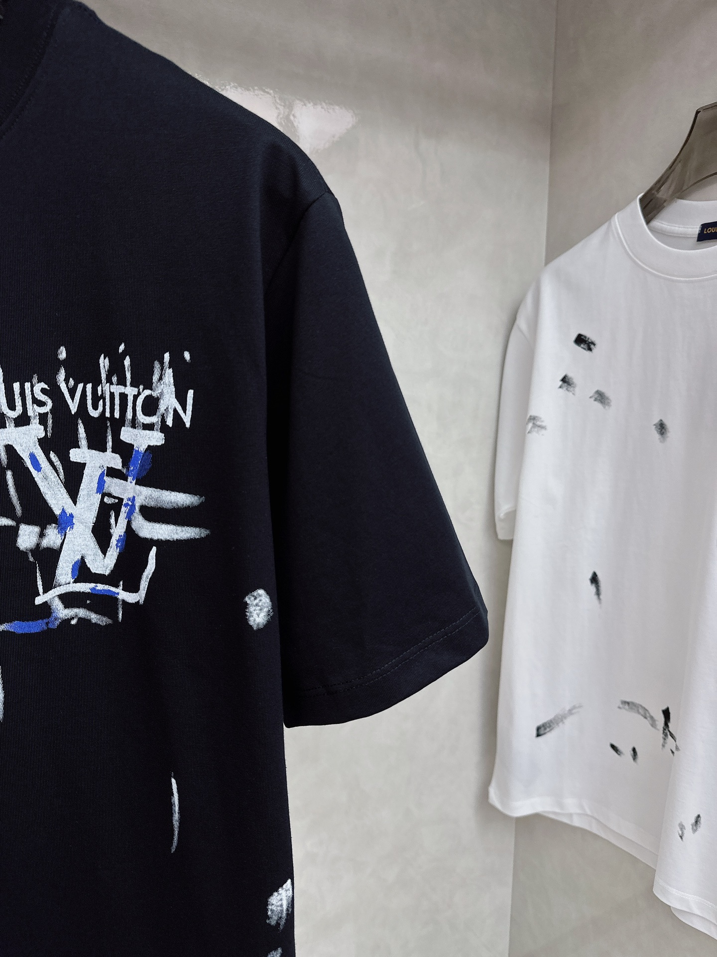  LV 2025Ss春夏最新款短袖T恤，手感柔软，穿着舒适，做工精细.上身效果无敌帅气，码数 M-3XL