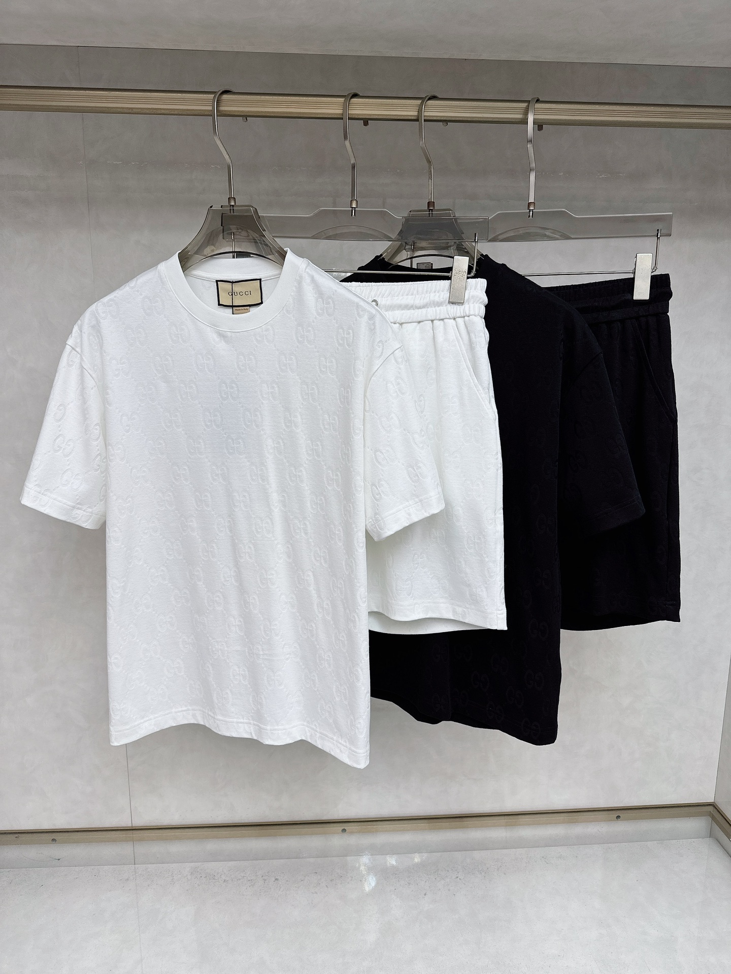 NO:449966,Guqi 2025 spring and summer latest model, same style for men and women, classic design short-sleeved T-shirt shorts suit, customized pure cotton fabric, soft touch, comfortable to wear, fine workmanship. The upper body effect is invincible and handsome, size M-3XL, shorts, T-shirt, tees, t-shirt, alexander wang19860909古奇 2025春夏最新款,男女同款,经典设计短袖T恤短裤套装,定制纯棉面料,手感柔软,穿着舒适,做工精细.上身效果无敌帅气,码数M-3XL,,shorts,T-shirt,tees，t-shirt,alexander wang,Men's clothing