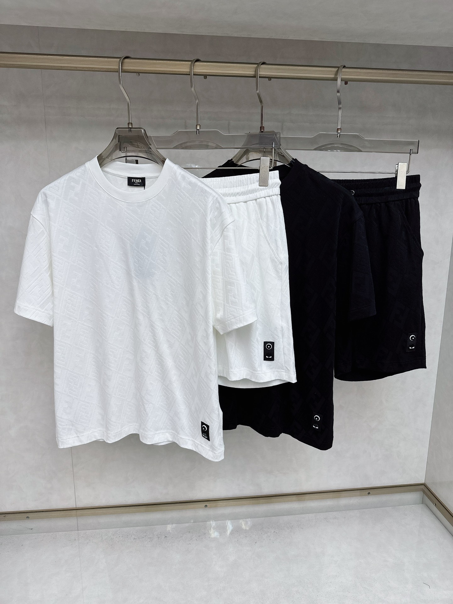 NO:449971,Fendi 2025 spring and summer latest model, same style for men and women, classic design short-sleeved T-shirt shorts suit, customized pure cotton fabric, soft touch, comfortable to wear, fine workmanship. The upper body effect is invincible and handsome, size M-3XL, fendi, shorts, T-shirt, tees, t-shirt, alexander wang19860909芬迪 2025春夏最新款,男女同款,经典设计短袖T恤短裤套装,定制纯棉面料,手感柔软,穿着舒适,做工精细.上身效果无敌帅气,码数M-3XL,,fendi,shorts,T-shirt,tees，t-shirt,alexander wang,Men's clothing