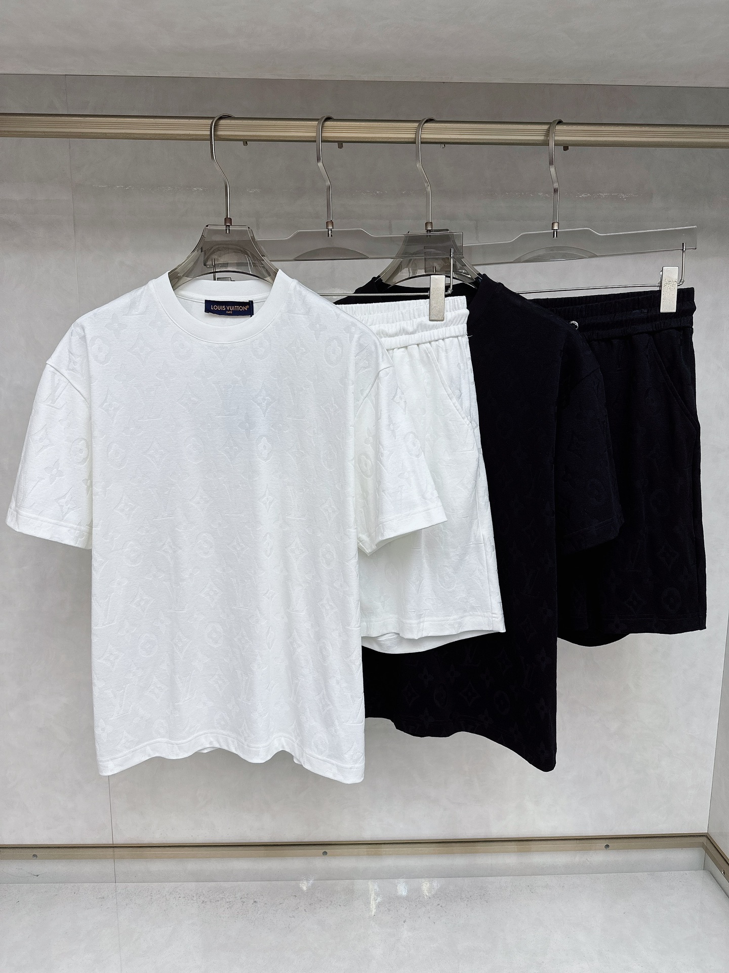 NO:449975,LV 2025 Spring and Summer latest model, men and women, classic design short-sleeved T-shirt shorts suit, customized pure cotton fabric, soft touch, comfortable to wear, fine workmanship. The upper body effect is invincible and handsome, size M-3XL, louis vuitton, shorts, T-shirt, tees, t-shirt, alexander wang19860909LV 2025春夏最新款,男女同款,经典设计短袖T恤短裤套装,定制纯棉面料,手感柔软,穿着舒适,做工精细.上身效果无敌帅气,码数M-3XL,,louis vuitton,shorts,T-shirt,tees，t-shirt,alexander wang,Men's clothing