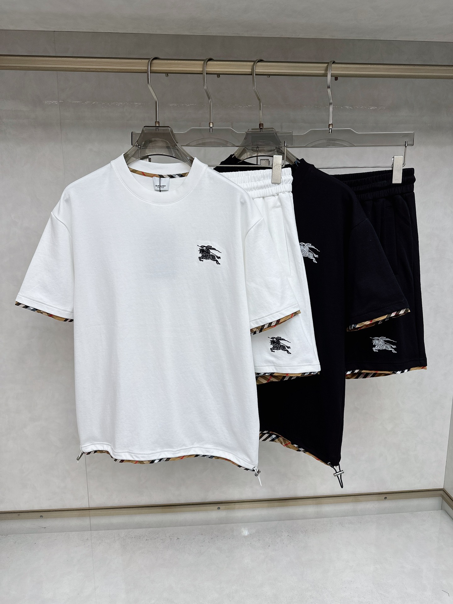 NO:449979,Burberry's latest spring and summer 2025 model, same style for men and women, classic design short-sleeved T-shirt shorts suit, customized pure cotton fabric, soft touch, comfortable to wear, fine workmanship. The upper body effect is invincible and handsome, size M-3XL, burberry, shorts, T-shirt, tees, t-shirt, alexander wang19860909巴宝莉 2025春夏最新款,男女同款,经典设计短袖T恤短裤套装,定制纯棉面料,手感柔软,穿着舒适,做工精细.上身效果无敌帅气,码数M-3XL,,burberry,shorts,T-shirt,tees，t-shirt,alexander wang,Men's clothing