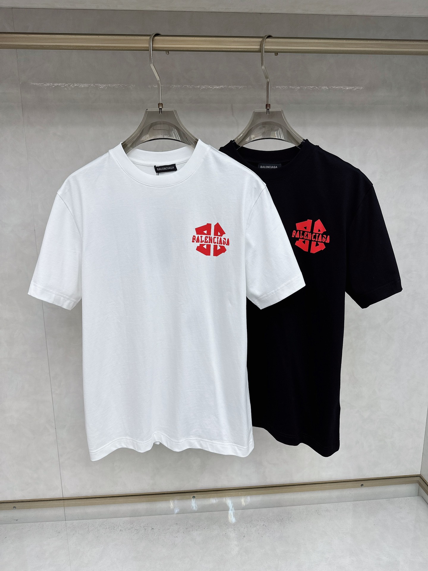 NO:449948,Balenciaga 2025 summer clothing new short-sleeved T-shirt for men and women,!  Customized exclusive pure cotton fabric, customized original craft threads, and chest heavy-work letter logo craft design!  Simple and generous, calm and versatile, extremely high-end, perfectly integrated with fashion and style, a top fashionable style that perfectly suits the outside wear!  The overall feeling is natural!  The ultimate classic versatile short-sleeved T-shirt is designed with the latest three-dimensional letter logo pattern elements!  The ultimate perfection of heavy industry!  Fans who pursue high quality are please buy them by themselves, and all fans who know the goods are invited to appreciate this model together!  !  Size S-2XL S S S Shoulder Width 46 Bust 102 Clothes 66 Sleeve length 22 M Sleeve width 47 Bust 106 Clothes 67 Sleeve length 23 L Sleeve width 48 Bust 110 Clothes 68 Sleeve length 24 XL Sleeve width 49 Bust 114 Clothes 69 Sleeve length 25 2XL Sleeve width 50 Bust 116 Clothes 70 Sleeve length 26,,balenciaga,T-shirt,tees,t-shirt,alexander wang19860909巴黎世家 2025夏装新款男女同款短袖T恤,！定制专属纯棉面料,定制原版工艺螺纹,胸前重工字母logo工艺设计！简约大方,从容百搭,档次极高,完美融入时尚还有风情感一款完美符合外穿的顶尖时髦气质款！整体给人浑然天成的感觉！极致经典的百搭型短袖T恤,采用最新的立体字母logo图案元素设计！极致的重工极致的完美！追求高品质的粉丝们请自行抢购,诚邀所有识货的粉丝一同鉴赏此款！！ 尺码S-2XL S码肩宽46 胸围102 衣长66 袖长22 M码肩宽47 胸围106 衣长67 袖长23 L码肩宽48 胸围110 衣长68 袖长24 XL码肩宽49 胸围114 衣长69 袖长25 2XL码肩宽50 胸围116 衣长70 袖长26,,balenciaga,T-shirt,tees，t-shirt,alexander wang,Men's clothing