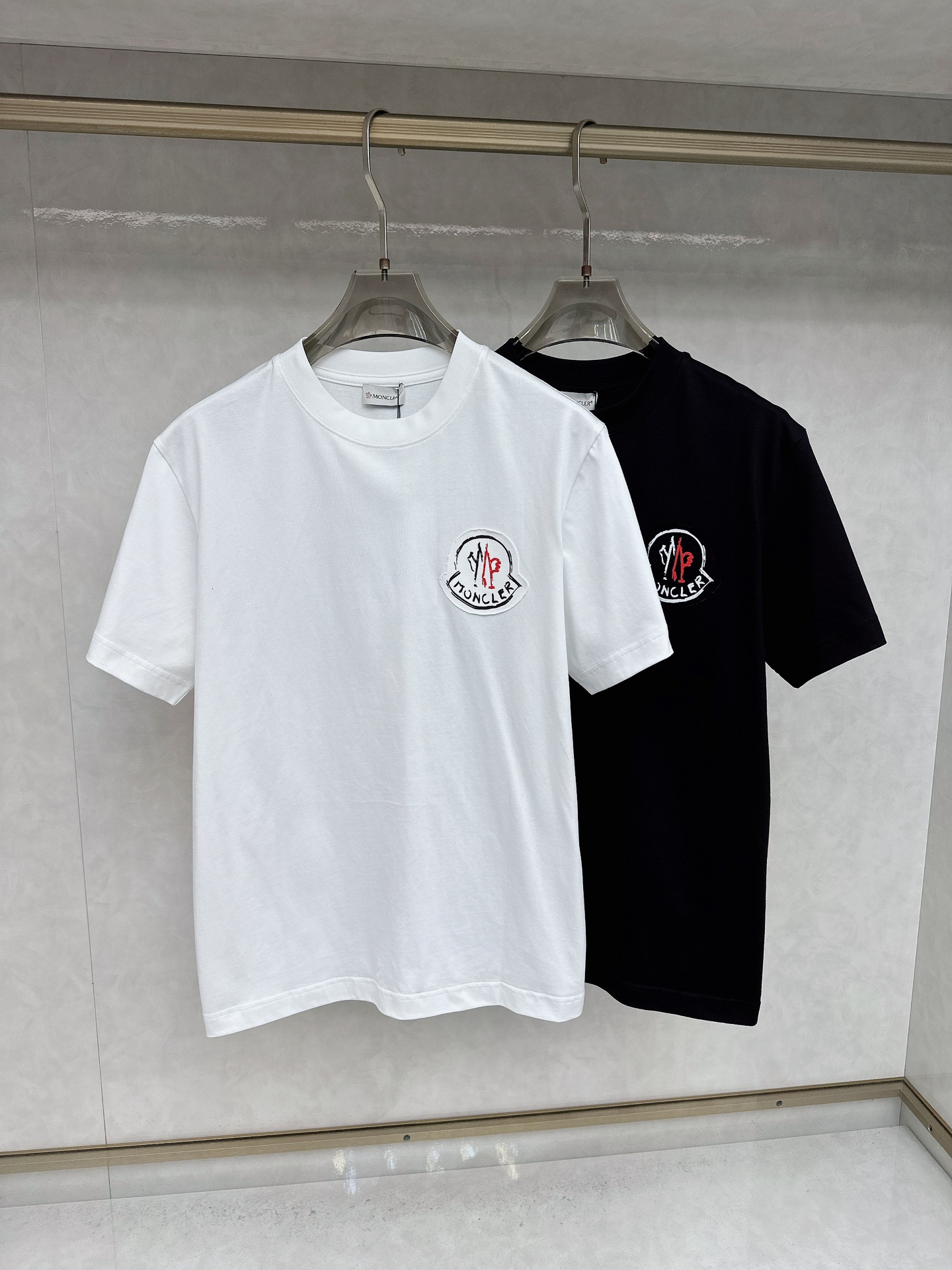 NO:449960,The 2025 summer clothes new short-sleeved T-shirt for men and women,!  Customized exclusive pure cotton fabric, customized original craft threads, and chest heavy-work letter logo craft design!  Simple and generous, calm and versatile, extremely high-end, perfectly integrated with fashion and style, a top fashionable style that perfectly suits the outside wear!  The overall feeling is natural!  The ultimate classic versatile short-sleeved T-shirt is designed with the latest three-dimensional letter logo pattern elements!  The ultimate perfection of heavy industry!  Fans who pursue high quality are please buy them by themselves, and all fans who know the goods are invited to appreciate this model together!  !  Size S-2XL S S S Shoulder Width 46 Bust 102 Clothes 66 Sleeve length 22 M Sleeve width 47 Bust 106 Clothes 67 Sleeve length 23 L Sleeve width 48 Bust 110 Clothes 68 Sleeve length 24 XL Sleeve width 49 Bust 114 Clothes 69 Sleeve length 25 2XL Sleeve width 50 Bust 116 Clothes 70 Sleeve length 26, Moncler, T-shirt,tees, t-shirt,alexander wang19860909蒙口 2025夏装新款男女同款短袖T恤,！定制专属纯棉面料,定制原版工艺螺纹,胸前重工字母logo工艺设计！简约大方,从容百搭,档次极高,完美融入时尚还有风情感一款完美符合外穿的顶尖时髦气质款！整体给人浑然天成的感觉！极致经典的百搭型短袖T恤,采用最新的立体字母logo图案元素设计！极致的重工极致的完美！追求高品质的粉丝们请自行抢购,诚邀所有识货的粉丝一同鉴赏此款！！ 尺码S-2XL S码肩宽46 胸围102 衣长66 袖长22 M码肩宽47 胸围106 衣长67 袖长23 L码肩宽48 胸围110 衣长68 袖长24 XL码肩宽49 胸围114 衣长69 袖长25 2XL码肩宽50 胸围116 衣长70 袖长26,,Moncler,T-shirt,tees，t-shirt,alexander wang,Men's clothing