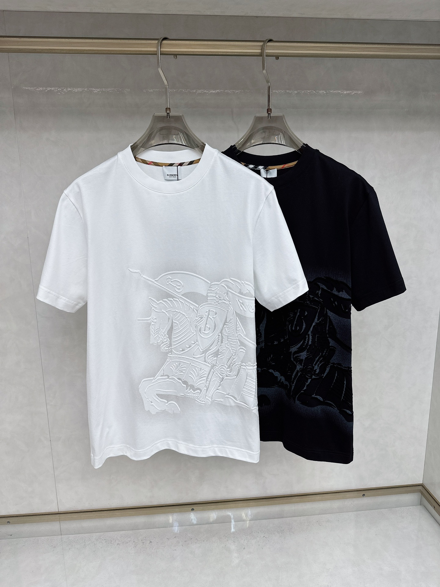 NO:449940,Burberry 2025 summer clothes new short-sleeved T-shirt for men and women,!  Customized exclusive pure cotton fabric, customized original craft threads, and chest heavy-work letter logo craft design!  Simple and generous, calm and versatile, extremely high-end, perfectly integrated with fashion and style, a top fashionable style that perfectly suits the outside wear!  The overall feeling is natural!  The ultimate classic versatile short-sleeved T-shirt is designed with the latest three-dimensional letter logo pattern elements!  The ultimate perfection of heavy industry!  Fans who pursue high quality are please buy them by themselves, and all fans who know the goods are invited to appreciate this model together!  !  Size S-2XL S S S Shoulder Width 46 Bust 102 Clothes 66 Sleeve length 22 M Sleeve width 47 Bust 106 Clothes 67 Sleeve length 23 L Sleeve width 48 Bust 110 Clothes 68 Sleeve length 24 XL Sleeve width 49 Bust 114 Clothes 69 Sleeve length 25 2XL Sleeve width 50 Bust 116 Clothes 70 Sleeve length 26,,burberry,T-shirt,tees,t-shirt,alexander wang19860909巴宝莉 2025夏装新款男女同款短袖T恤,！定制专属纯棉面料,定制原版工艺螺纹,胸前重工字母logo工艺设计！简约大方,从容百搭,档次极高,完美融入时尚还有风情感一款完美符合外穿的顶尖时髦气质款！整体给人浑然天成的感觉！极致经典的百搭型短袖T恤,采用最新的立体字母logo图案元素设计！极致的重工极致的完美！追求高品质的粉丝们请自行抢购,诚邀所有识货的粉丝一同鉴赏此款！！ 尺码S-2XL S码肩宽46 胸围102 衣长66 袖长22 M码肩宽47 胸围106 衣长67 袖长23 L码肩宽48 胸围110 衣长68 袖长24 XL码肩宽49 胸围114 衣长69 袖长25 2XL码肩宽50 胸围116 衣长70 袖长26,,burberry,T-shirt,tees，t-shirt,alexander wang,Men's clothing