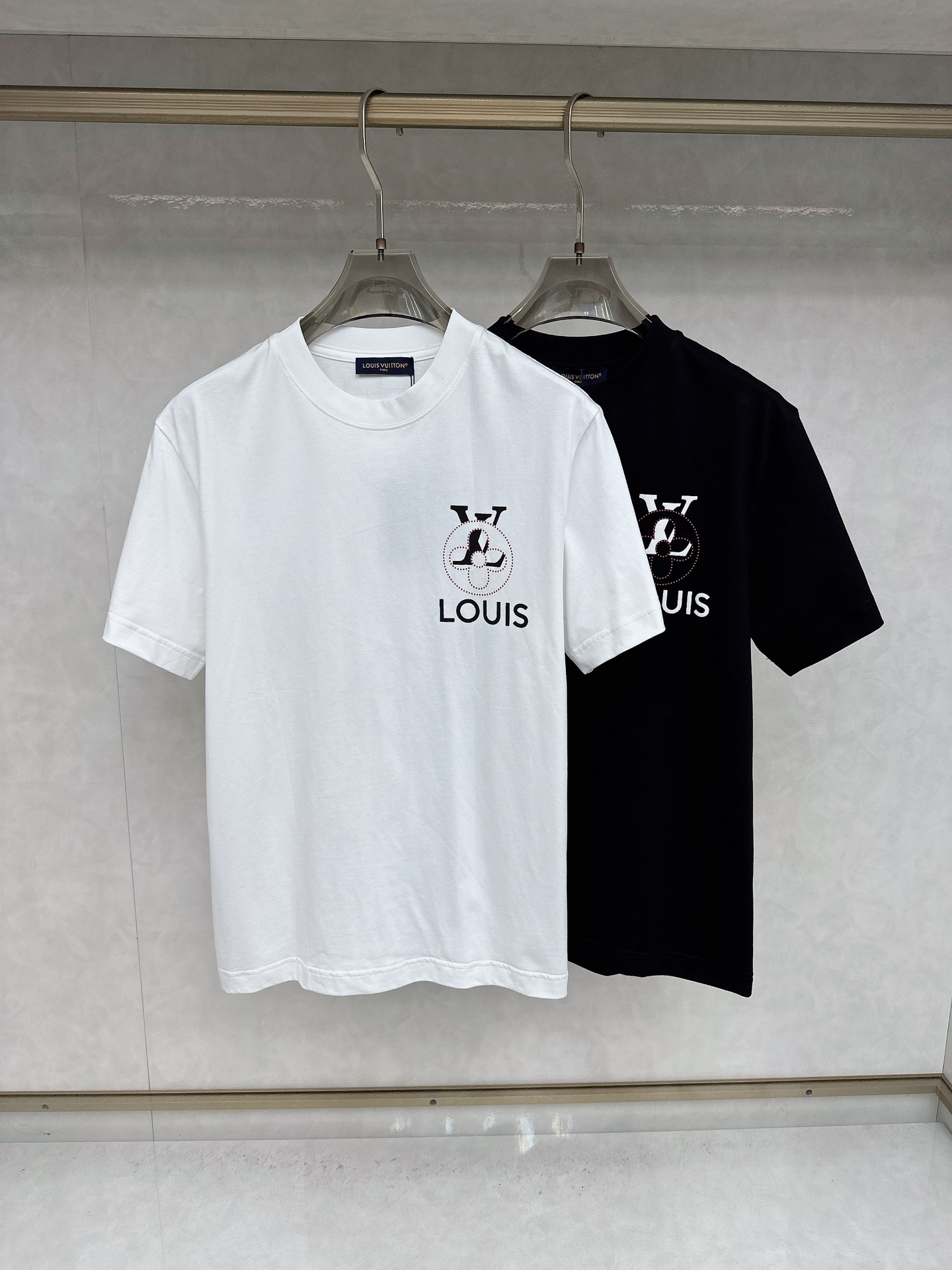 NO:449945,LV 2025 summer new men and women's short-sleeved T-shirt,!  Customized exclusive pure cotton fabric, customized original craft threads, and chest heavy-work letter logo craft design!  Simple and generous, calm and versatile, extremely high-end, perfectly integrated with fashion and style, a top fashionable style that perfectly suits the outside wear!  The overall feeling is natural!  The ultimate classic versatile short-sleeved T-shirt is designed with the latest three-dimensional letter logo pattern elements!  The ultimate perfection of heavy industry!  Fans who pursue high quality are please buy them by themselves, and all fans who know the goods are invited to appreciate this model together!  !  Size S-2XL S S S Shoulder Width 46 Bust 102 Clothes 66 Sleeve length 22 M Sleeve width 47 Bust 106 Clothes 67 Sleeve length 23 L Sleeve width 48 Bust 110 Clothes 68 Sleeve length 24 XL Sleeve width 49 Bust 114 Clothes 69 Sleeve length 25 2XL Sleeve width 50 Bust 116 Clothes 70 Sleeve length 26,,louis vuitton,T-shirt,tees,t-shirt,alexander wang19860909LV 2025夏装新款男女同款短袖T恤,！定制专属纯棉面料,定制原版工艺螺纹,胸前重工字母logo工艺设计！简约大方,从容百搭,档次极高,完美融入时尚还有风情感一款完美符合外穿的顶尖时髦气质款！整体给人浑然天成的感觉！极致经典的百搭型短袖T恤,采用最新的立体字母logo图案元素设计！极致的重工极致的完美！追求高品质的粉丝们请自行抢购,诚邀所有识货的粉丝一同鉴赏此款！！ 尺码S-2XL S码肩宽46 胸围102 衣长66 袖长22 M码肩宽47 胸围106 衣长67 袖长23 L码肩宽48 胸围110 衣长68 袖长24 XL码肩宽49 胸围114 衣长69 袖长25 2XL码肩宽50 胸围116 衣长70 袖长26,,louis vuitton,T-shirt,tees，t-shirt,alexander wang,Men's clothing