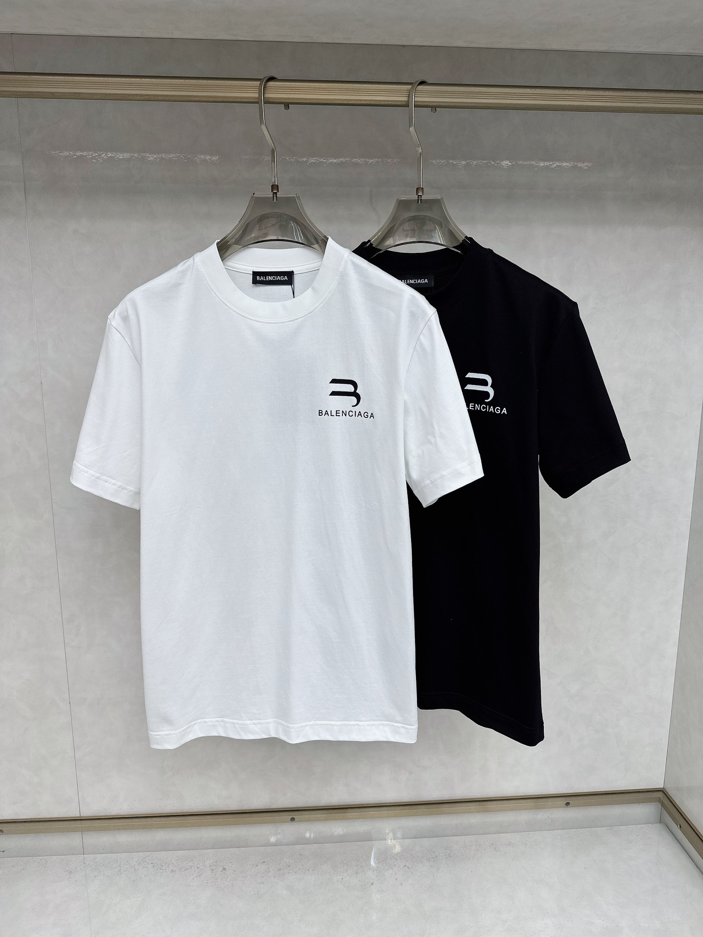 NO:449957,Balenciaga 2025 summer clothing new short-sleeved T-shirt for men and women,!  Customized exclusive pure cotton fabric, customized original craft threads, and chest heavy-work letter logo craft design!  Simple and generous, calm and versatile, extremely high-end, perfectly integrated with fashion and style, a top fashionable style that perfectly suits the outside wear!  The overall feeling is natural!  The ultimate classic versatile short-sleeved T-shirt is designed with the latest three-dimensional letter logo pattern elements!  The ultimate perfection of heavy industry!  Fans who pursue high quality are please buy them by themselves, and all fans who know the goods are invited to appreciate this model together!  !  Size S-2XL S S S Shoulder Width 46 Bust 102 Clothes 66 Sleeve length 22 M Sleeve width 47 Bust 106 Clothes 67 Sleeve length 23 L Sleeve width 48 Bust 110 Clothes 68 Sleeve length 24 XL Sleeve width 49 Bust 114 Clothes 69 Sleeve length 25 2XL Sleeve width 50 Bust 116 Clothes 70 Sleeve length 26,,balenciaga,T-shirt,tees,t-shirt,alexander wang19860909巴黎世家 2025夏装新款男女同款短袖T恤,！定制专属纯棉面料,定制原版工艺螺纹,胸前重工字母logo工艺设计！简约大方,从容百搭,档次极高,完美融入时尚还有风情感一款完美符合外穿的顶尖时髦气质款！整体给人浑然天成的感觉！极致经典的百搭型短袖T恤,采用最新的立体字母logo图案元素设计！极致的重工极致的完美！追求高品质的粉丝们请自行抢购,诚邀所有识货的粉丝一同鉴赏此款！！ 尺码S-2XL S码肩宽46 胸围102 衣长66 袖长22 M码肩宽47 胸围106 衣长67 袖长23 L码肩宽48 胸围110 衣长68 袖长24 XL码肩宽49 胸围114 衣长69 袖长25 2XL码肩宽50 胸围116 衣长70 袖长26,,balenciaga,T-shirt,tees，t-shirt,alexander wang,Men's clothing