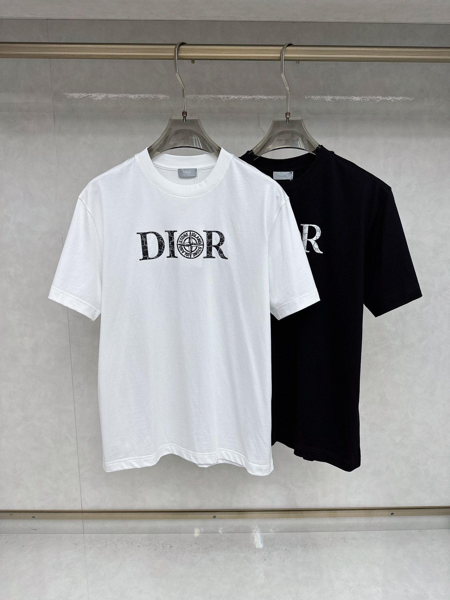 NO:449962,Dior 2025 summer clothing new short-sleeved T-shirt for men and women,!  Customized exclusive pure cotton fabric, customized original craft threads, and chest heavy-work letter logo craft design!  Simple and generous, calm and versatile, extremely high-end, perfectly integrated with fashion and style, a top fashionable style that perfectly suits the outside wear!  The overall feeling is natural!  The ultimate classic versatile short-sleeved T-shirt is designed with the latest three-dimensional letter logo pattern elements!  The ultimate perfection of heavy industry!  Fans who pursue high quality are please buy them by themselves, and all fans who know the goods are invited to appreciate this model together!  !  Size S-2XL S S S Shoulder Width 46 Bust 102 Clothes 66 Sleeve length 22 M Sleeve width 47 Bust 106 Clothes 67 Sleeve length 23 L Sleeve width 48 Bust 110 Clothes 68 Sleeve length 24 XL Sleeve width 49 Bust 114 Clothes 69 Sleeve length 25 2XL Sleeve width 50 Bust 116 Clothes 70 Sleeve length 26,,dior,T-shirt,tees,t-shirt,alexander wang19860909迪奥 2025夏装新款男女同款短袖T恤,！定制专属纯棉面料,定制原版工艺螺纹,胸前重工字母logo工艺设计！简约大方,从容百搭,档次极高,完美融入时尚还有风情感一款完美符合外穿的顶尖时髦气质款！整体给人浑然天成的感觉！极致经典的百搭型短袖T恤,采用最新的立体字母logo图案元素设计！极致的重工极致的完美！追求高品质的粉丝们请自行抢购,诚邀所有识货的粉丝一同鉴赏此款！！ 尺码S-2XL S码肩宽46 胸围102 衣长66 袖长22 M码肩宽47 胸围106 衣长67 袖长23 L码肩宽48 胸围110 衣长68 袖长24 XL码肩宽49 胸围114 衣长69 袖长25 2XL码肩宽50 胸围116 衣长70 袖长26,,dior,T-shirt,tees，t-shirt,alexander wang,Men's clothing