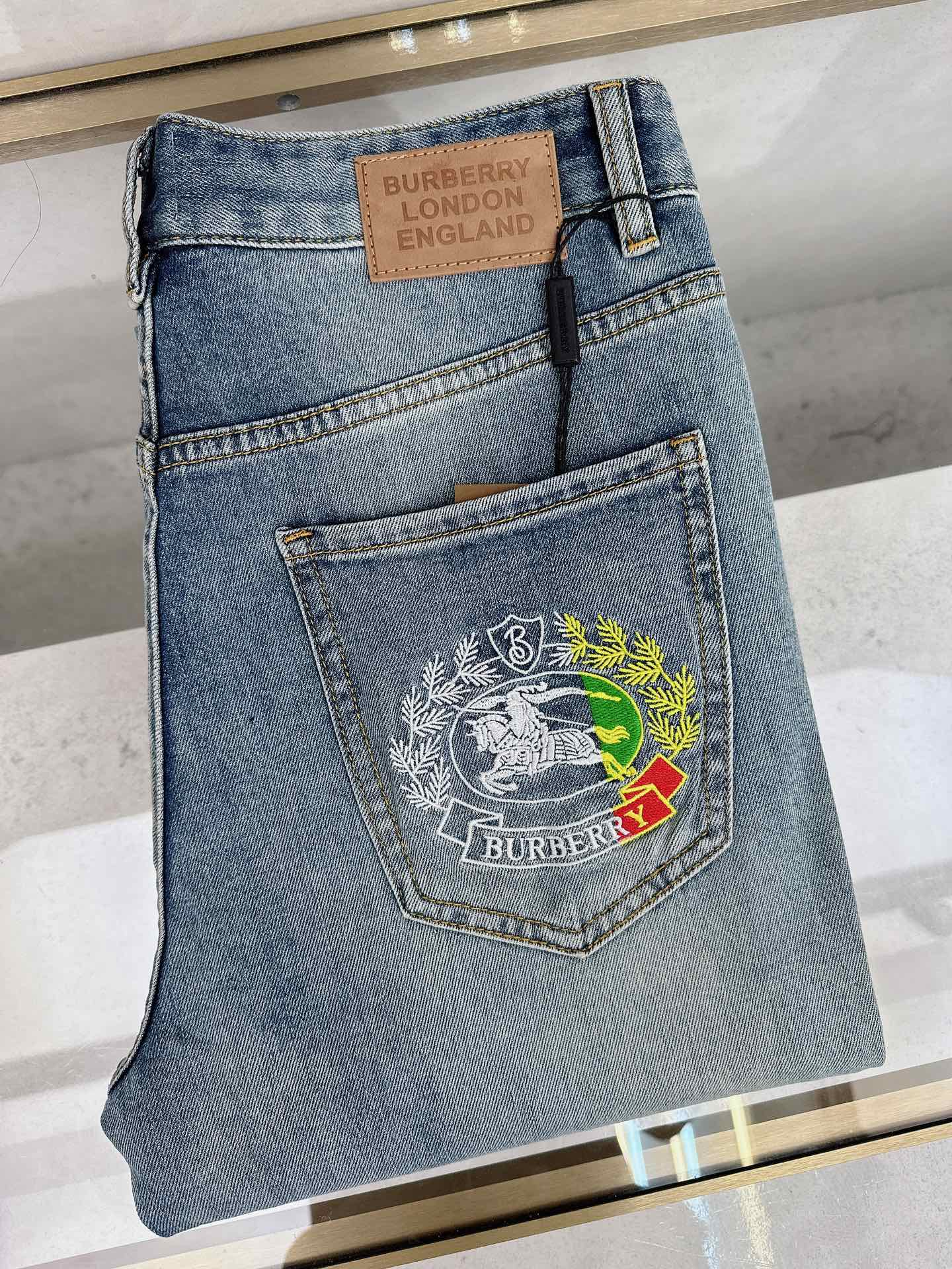 NO:455637,Burberry's new spring and summer 2025 men's casual jeans, top quality!  Channel orders are sold simultaneously on the official website!  !  Original customized denim cotton material!  Suitable for casual/formal outfits ~ the best for daily commuting!  !  Size 29-38 (no 3537), Burberry, jeans, alexander wang19860909巴宝莉 2025春夏新款男士休闲牛仔裤,顶级品质！渠道订单,官网同步出售！！原厂订制牛仔全棉材质！适合休闲/正装各种搭配～日常通勤的极品！！尺码29-38（没3537）,,burberry,jeans,alexander wang,Men's clothing