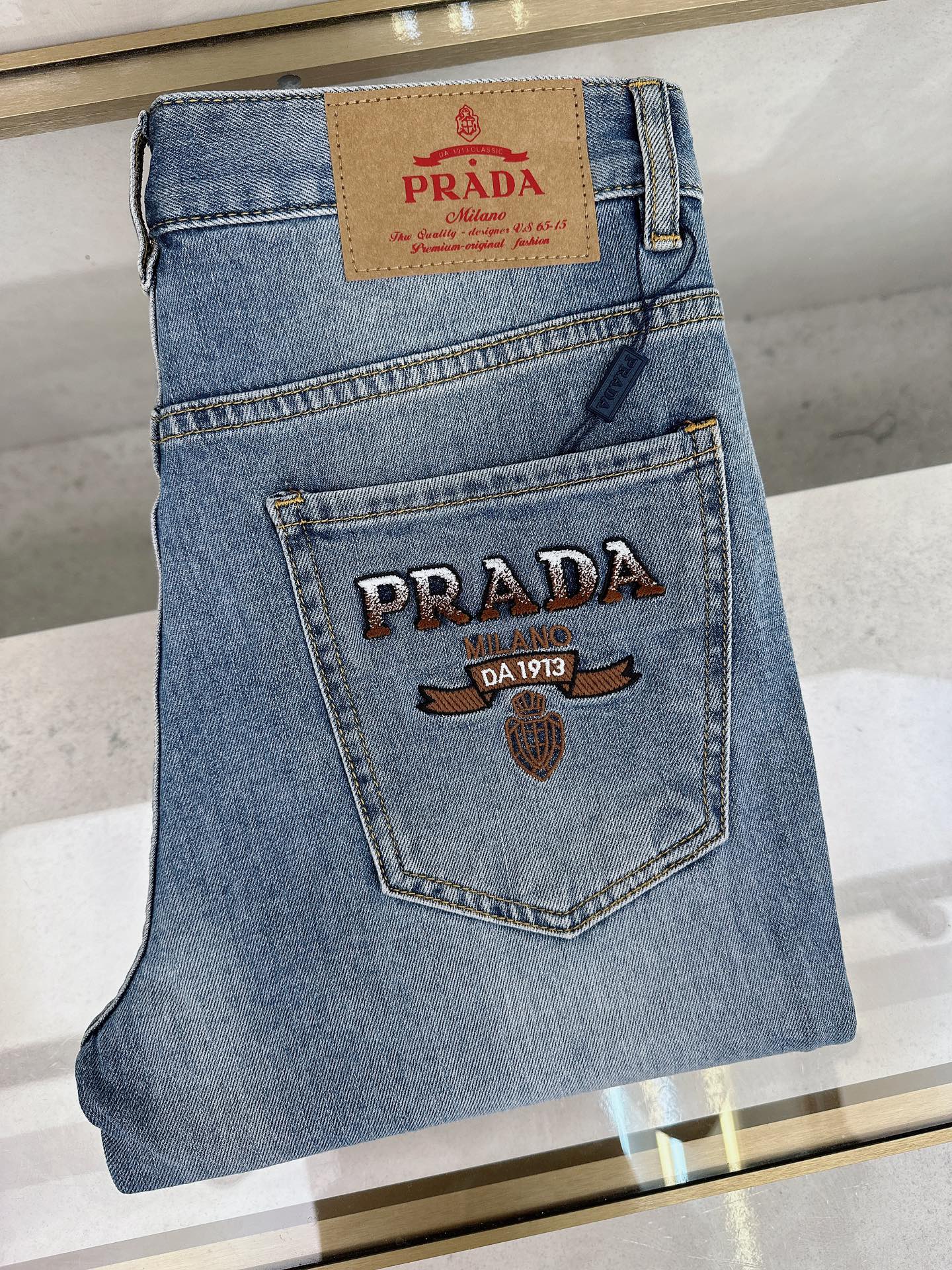 NO:455641,Prada 2025 spring and summer new men's casual jeans, top quality!  Channel orders are sold simultaneously on the official website!  !  Original customized denim cotton material!  Suitable for casual/formal outfits ~ the best for daily commuting!  !  Size 29-38 (no 3537), prada, jeans, alexander wang19860909普拉达 2025春夏新款男士休闲牛仔裤,顶级品质！渠道订单,官网同步出售！！原厂订制牛仔全棉材质！适合休闲/正装各种搭配～日常通勤的极品！！尺码29-38（没3537）,,prada,jeans,alexander wang,Men's clothing