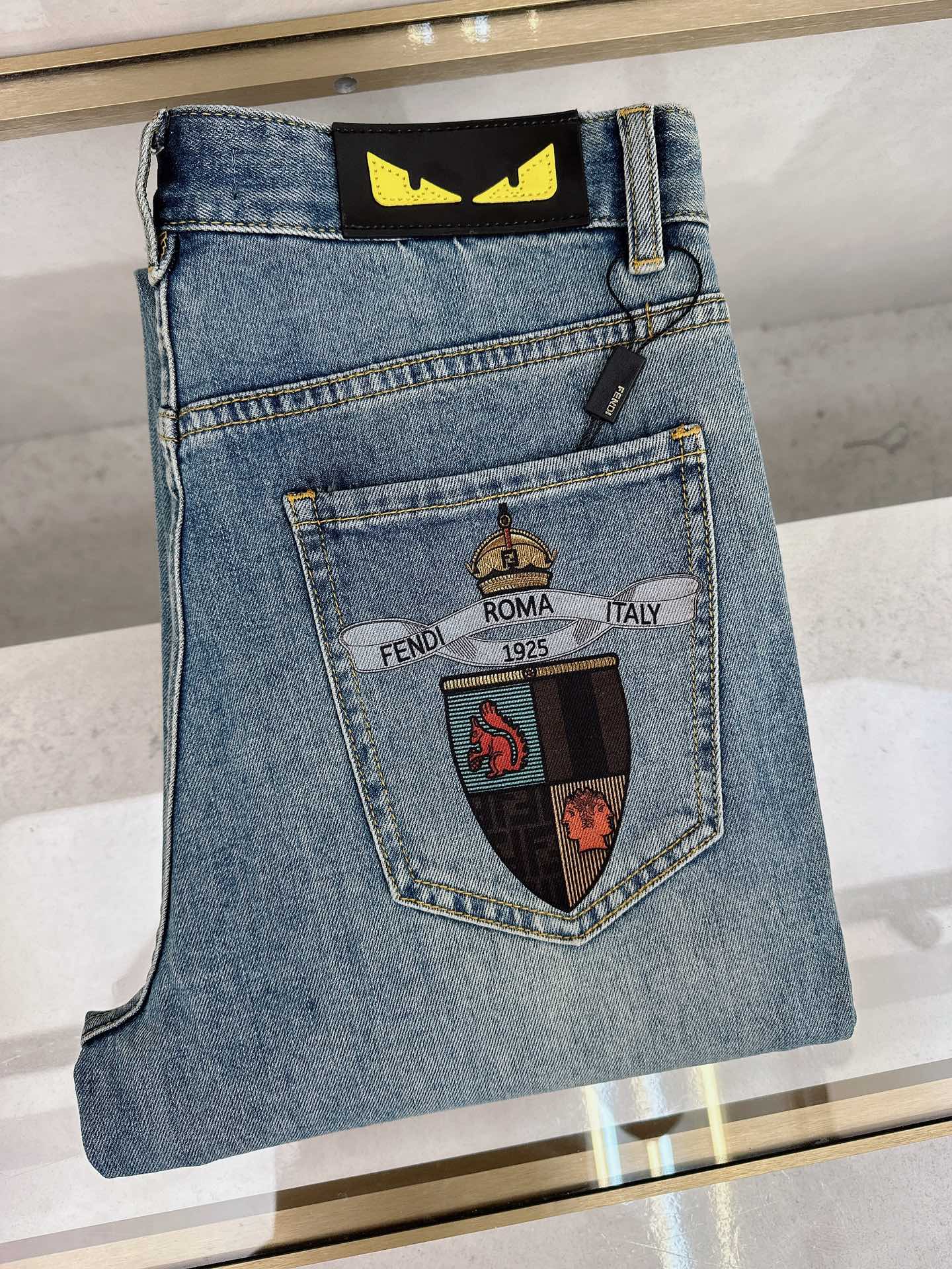 NO:455653,Fendi 2025 spring and summer new men's casual jeans, top quality!  Channel orders are sold simultaneously on the official website!  !  Original customized denim cotton material!  Suitable for casual/formal outfits ~ the best for daily commuting!  !  Size 29-38 (no 3537), fendi, jeans, alexander wang19860909芬迪 2025春夏新款男士休闲牛仔裤,顶级品质！渠道订单,官网同步出售！！原厂订制牛仔全棉材质！适合休闲/正装各种搭配～日常通勤的极品！！尺码29-38（没3537）,,fendi,jeans,alexander wang,Men's clothing