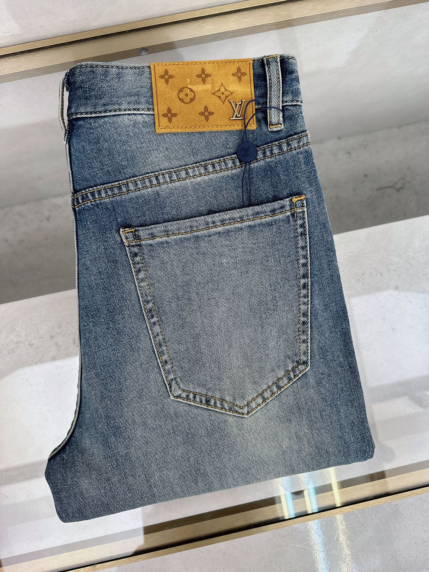 NO:455657,LV 2025 spring and summer new men's casual jeans, top quality!  Channel orders are sold simultaneously on the official website!  !  Original customized denim cotton material!  Suitable for casual/formal outfits ~ the best for daily commuting!  !  Size 29-38 (no 3537), louis vuitton, jeans, alexander wang19860909LV 2025春夏新款男士休闲牛仔裤,顶级品质！渠道订单,官网同步出售！！原厂订制牛仔全棉材质！适合休闲/正装各种搭配～日常通勤的极品！！尺码29-38（没3537）,,louis vuitton,jeans,alexander wang,Men's clothing