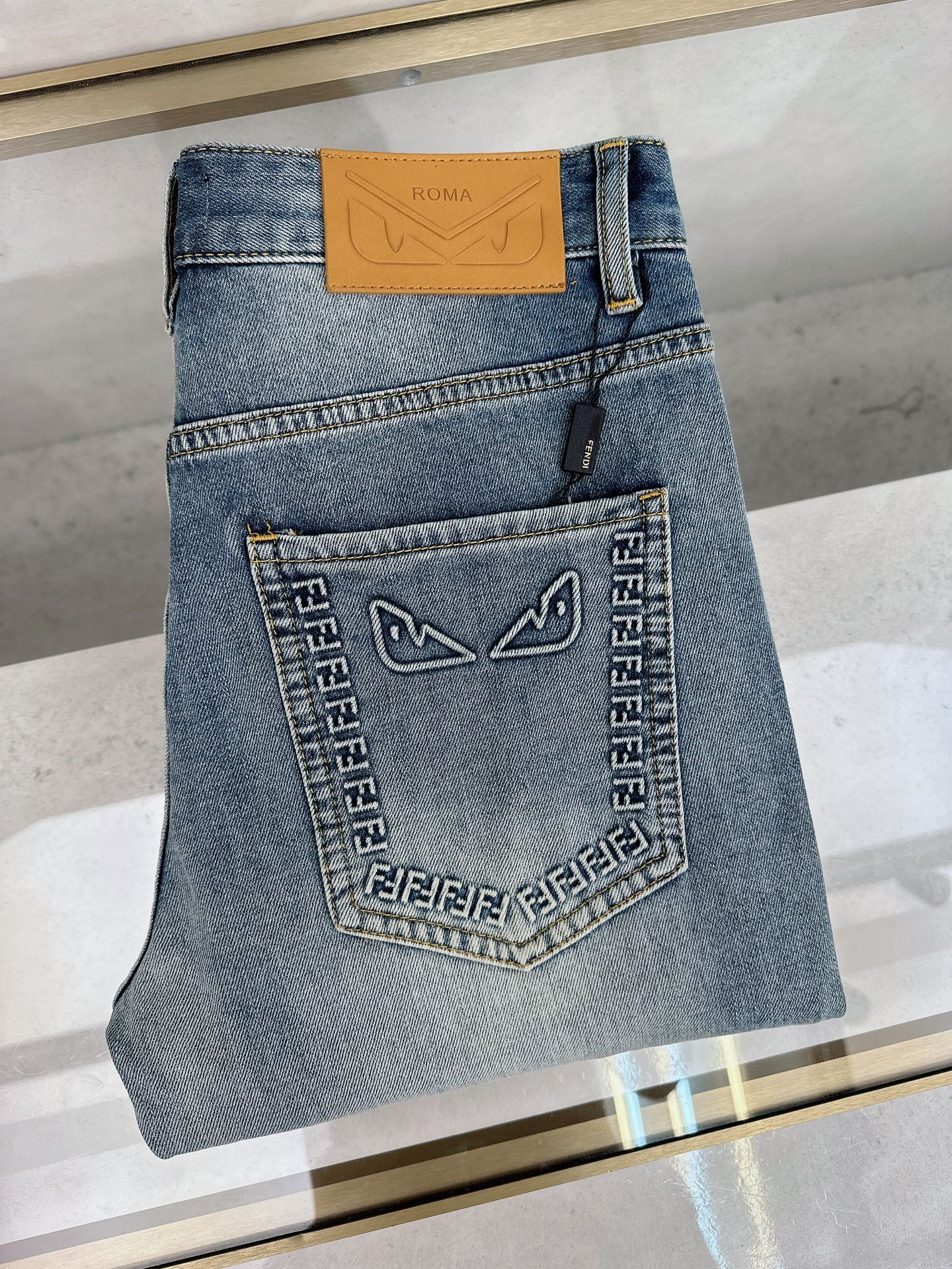 NO:455661,Fendi 2025 spring and summer new men's casual jeans, top quality!  Channel orders are sold simultaneously on the official website!  !  Original customized denim cotton material!  Suitable for casual/formal outfits ~ the best for daily commuting!  !  Size 29-38 (no 3537), fendi, jeans, alexander wang19860909芬迪 2025春夏新款男士休闲牛仔裤,顶级品质！渠道订单,官网同步出售！！原厂订制牛仔全棉材质！适合休闲/正装各种搭配～日常通勤的极品！！尺码29-38（没3537）,,fendi,jeans,alexander wang,Men's clothing
