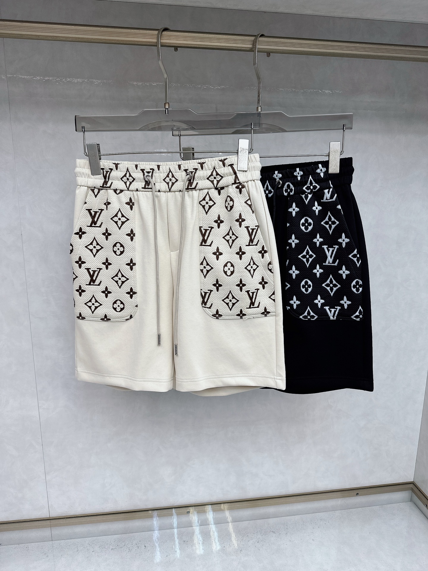 NO:412099,LV 2025 summer new casual shorts!  The official website is released simultaneously. The brand's classic LOGO casual pants, customized fabric, excellent comfort, strong hand touch. Extremely recognizable, perfect quality craftsmanship. Size M-4xl,,louis vuitton, shorts,alexander wang19860909LV 2025夏季新款休闲短裤！官网同步发售.品牌经典LOGO休闲裤 ,定制面料,舒适度极好,手触感强烈.辨识度极高,完美品相工艺. 尺码M-4xl,,louis vuitton,shorts,alexander wang,Men's clothing