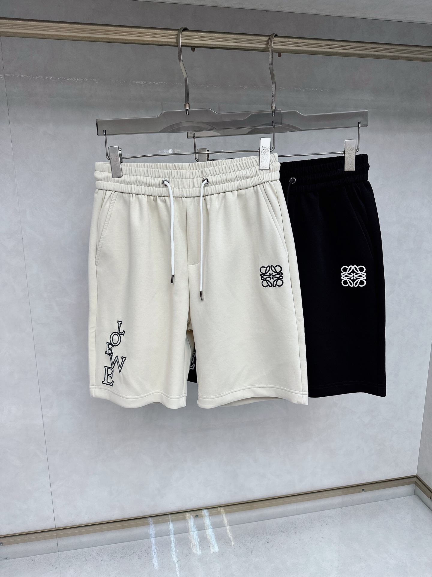 NO:412108,Luo Yiwei 2025 summer new casual shorts!  The official website is released simultaneously. The brand's classic LOGO casual pants, customized fabric, excellent comfort and strong hand touch. Very high recognition and perfect quality craftsmanship. Size M-4xl, loewe, shorts, alexander wang19860909罗意威 2025夏季新款休闲短裤！官网同步发售.品牌经典LOGO休闲裤 ,定制面料,舒适度极好,手触感强烈.辨识度极高,完美品相工艺. 尺码M-4xl,,loewe,shorts,alexander wang,Men's clothing