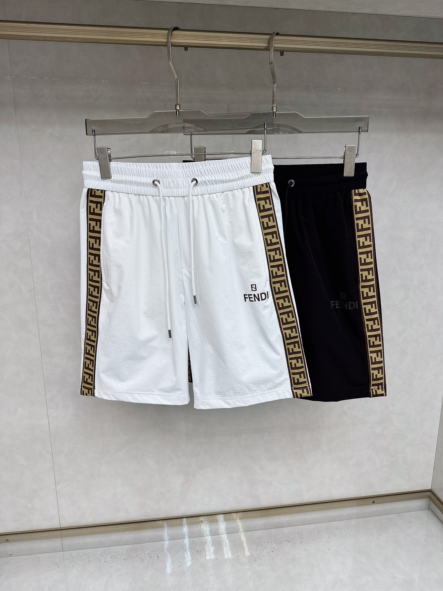 NO:412115,Fendi 2025 summer new casual shorts!  The official website is released simultaneously. The brand's classic LOGO casual pants, customized fabric, excellent comfort, strong hand touch. Extremely recognizable, perfect quality craftsmanship. Size M-4xl,,fendi, shorts, alexander wang19860909芬迪 2025夏季新款休闲短裤！官网同步发售.品牌经典LOGO休闲裤 ,定制面料,舒适度极好,手触感强烈.辨识度极高,完美品相工艺. 尺码M-4xl,,fendi,shorts,alexander wang,Men's clothing
