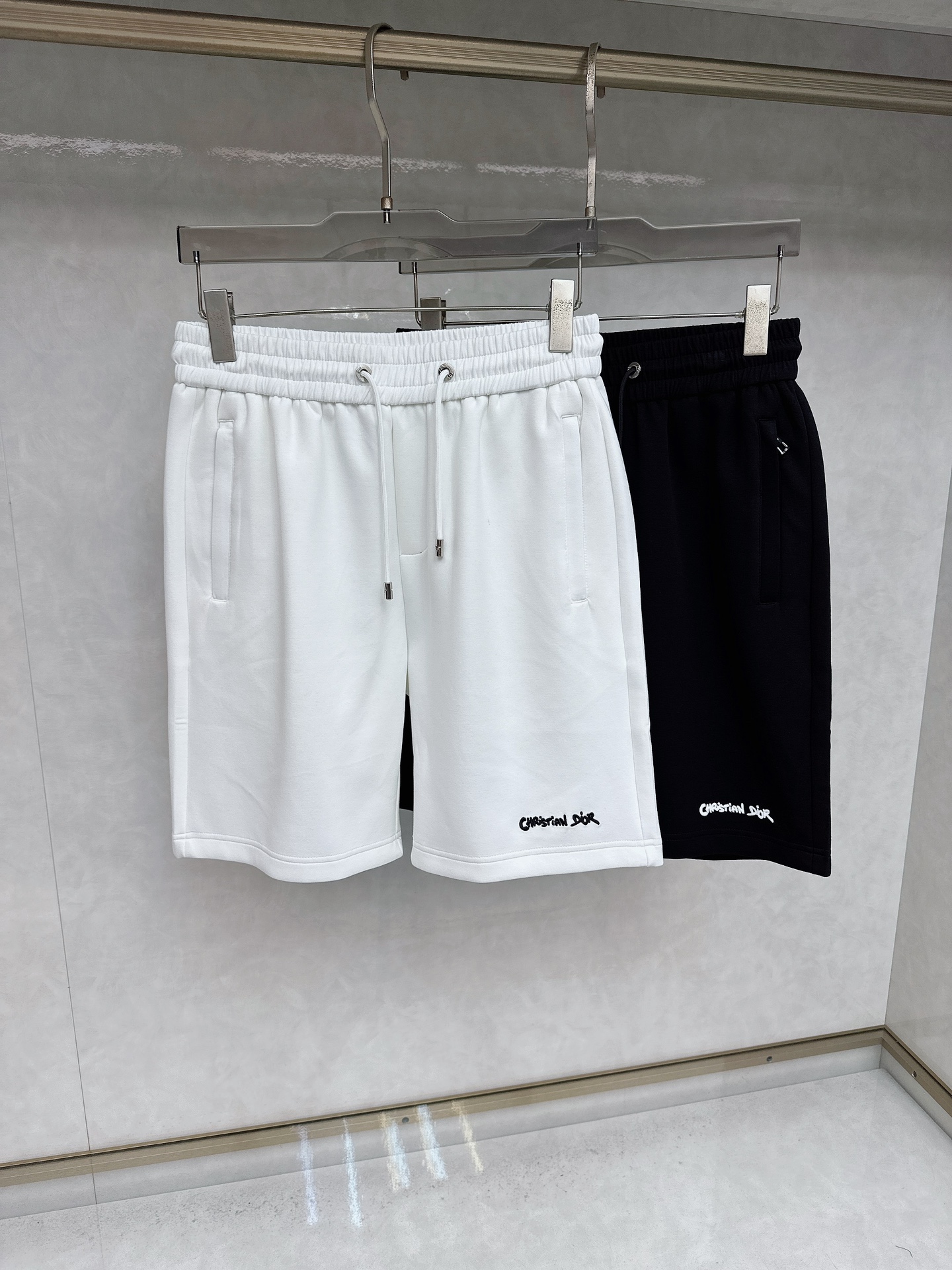 NO:412123,Dior 2025 summer new casual shorts!  The official website is released simultaneously. The brand's classic LOGO casual pants, customized fabric, excellent comfort, strong hand touch. Extremely recognizable, perfect quality craftsmanship. Size M-4xl,,dior, shorts,alexander wang19860909迪奥 2025夏季新款休闲短裤！官网同步发售.品牌经典LOGO休闲裤 ,定制面料,舒适度极好,手触感强烈.辨识度极高,完美品相工艺. 尺码M-4xl,,dior,shorts,alexander wang,Men's clothing