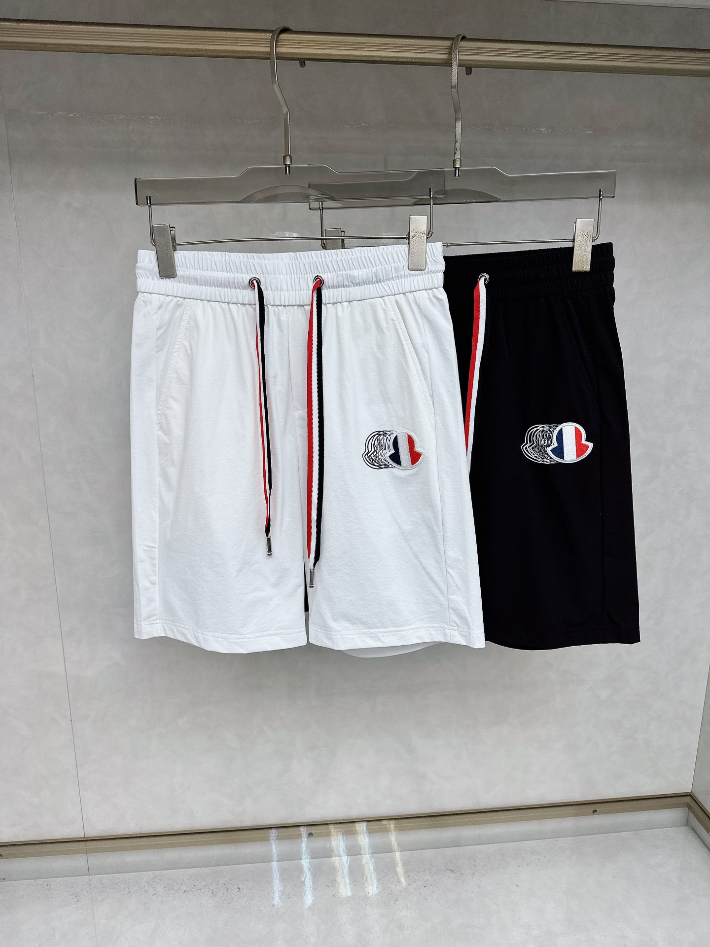 NO:412131,The new casual shorts for summer 2025!  The official website is released simultaneously. The brand's classic LOGO casual pants, customized fabric, excellent comfort and strong hand touch. Very high recognition and perfect quality craftsmanship. Size M-4xl, Moncler, shorts, alexander wang19860909蒙口 2025夏季新款休闲短裤！官网同步发售.品牌经典LOGO休闲裤 ,定制面料,舒适度极好,手触感强烈.辨识度极高,完美品相工艺. 尺码M-4xl,,Moncler,shorts,alexander wang,Men's clothing