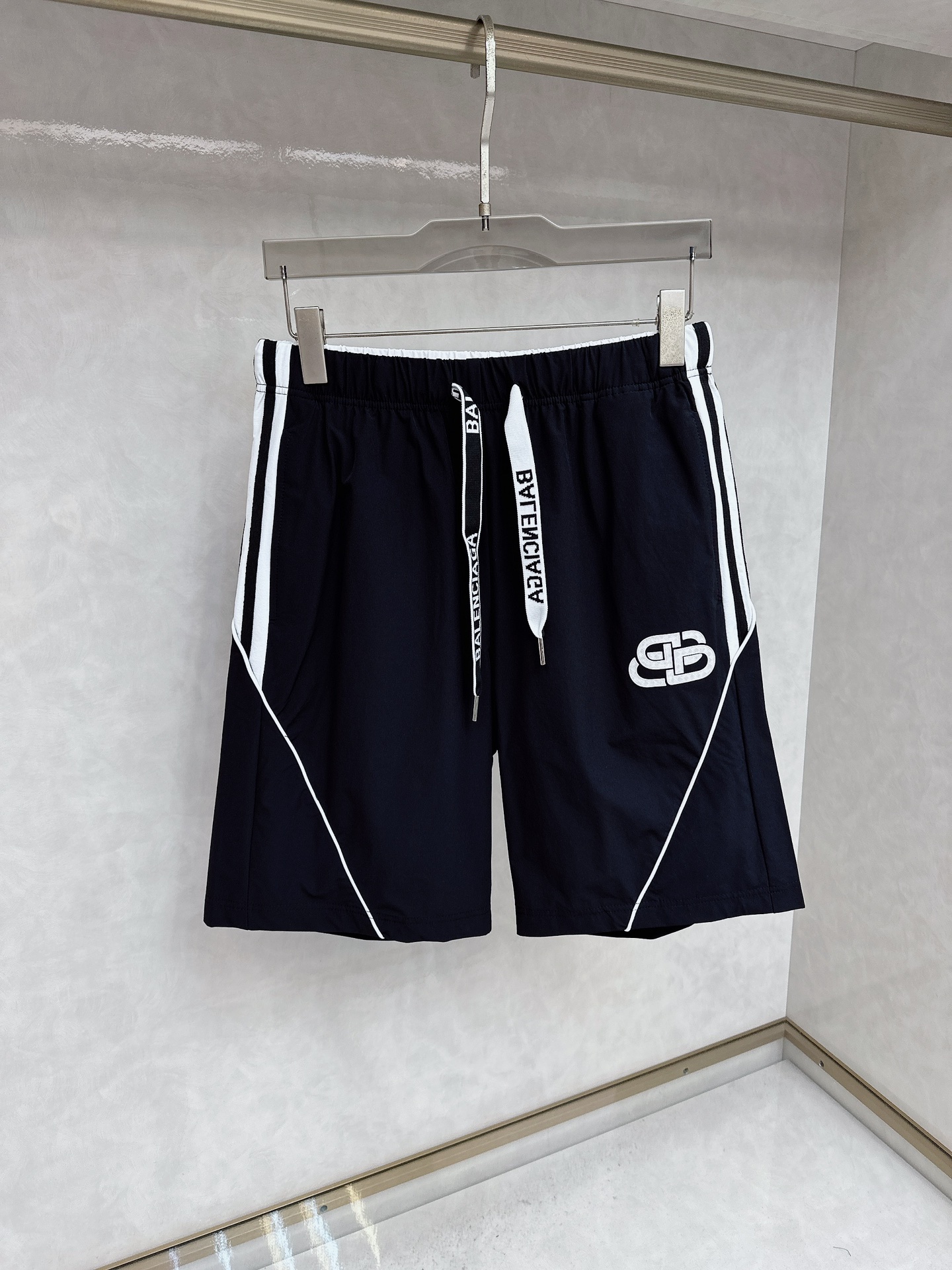 NO:412146,Balenciaga 2025 summer new casual shorts!  The official website is released simultaneously. The brand's classic LOGO casual pants, customized fabric, excellent comfort, strong hand touch. Extremely recognizable, perfect quality craftsmanship. Size M-4xl,,balenciaga, shorts,alexander wang19860909巴黎世家 2025夏季新款休闲短裤！官网同步发售.品牌经典LOGO休闲裤 ,定制面料,舒适度极好,手触感强烈.辨识度极高,完美品相工艺. 尺码M-4xl,,balenciaga,shorts,alexander wang,Men's clothing