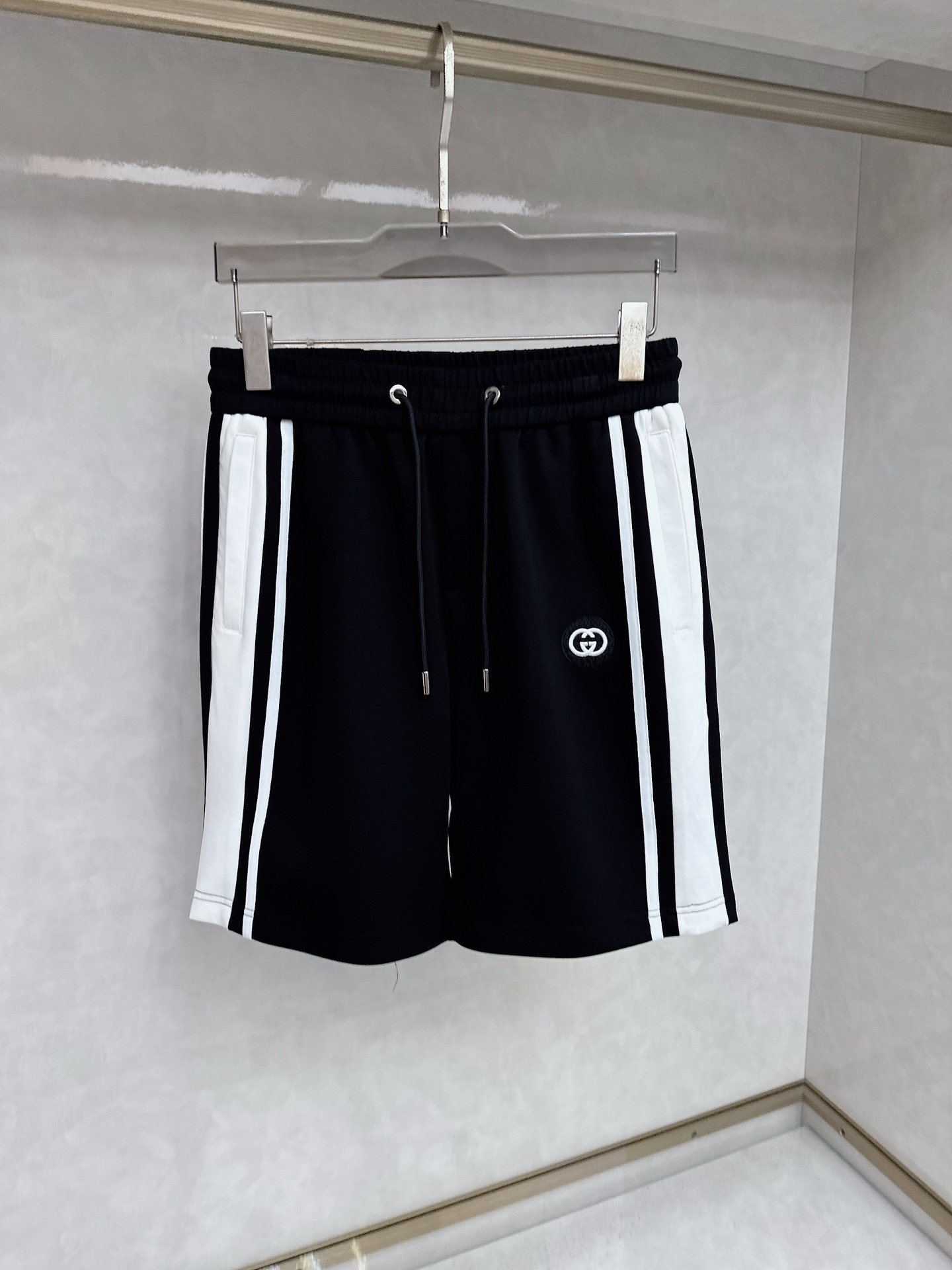 NO:412153,Guchi 2025 summer new casual shorts!  The official website is released simultaneously. The brand's classic LOGO casual pants, customized fabric, excellent comfort, strong hand touch. Extremely recognizable, perfect quality craftsmanship. Size M-4xl, shorts, alexander wang19860909古奇 2025夏季新款休闲短裤！官网同步发售.品牌经典LOGO休闲裤 ,定制面料,舒适度极好,手触感强烈.辨识度极高,完美品相工艺. 尺码M-4xl,,shorts,alexander wang,Men's clothing