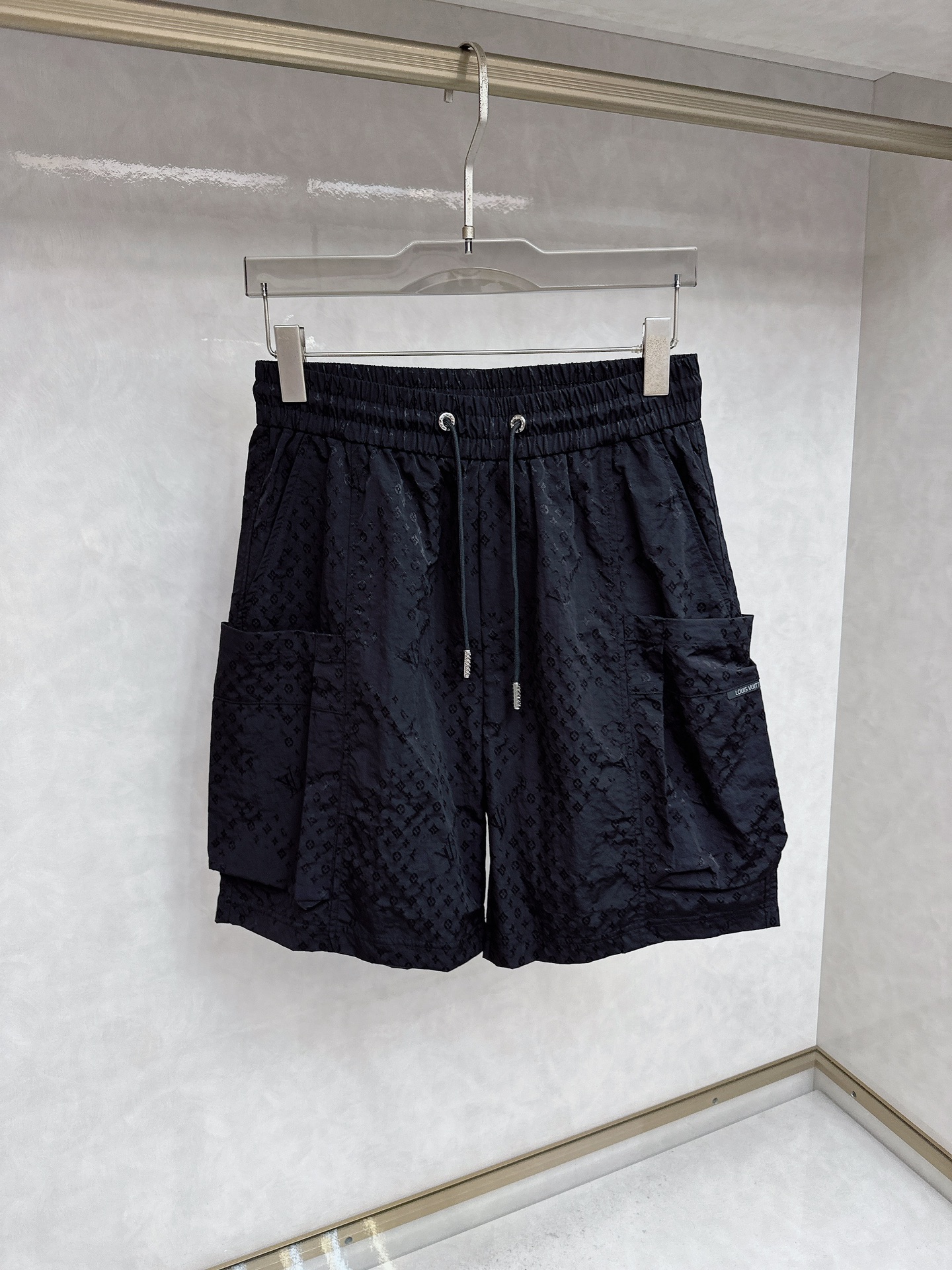NO:412085,LV 2025 summer new casual shorts!  The official website is released simultaneously. The brand's classic LOGO casual pants, customized fabric, excellent comfort, strong hand touch. Extremely recognizable, perfect quality craftsmanship. Size M-4xl,,louis vuitton, shorts,alexander wang19860909LV 2025夏季新款休闲短裤！官网同步发售.品牌经典LOGO休闲裤 ,定制面料,舒适度极好,手触感强烈.辨识度极高,完美品相工艺. 尺码M-4xl,,louis vuitton,shorts,alexander wang,Men's clothing