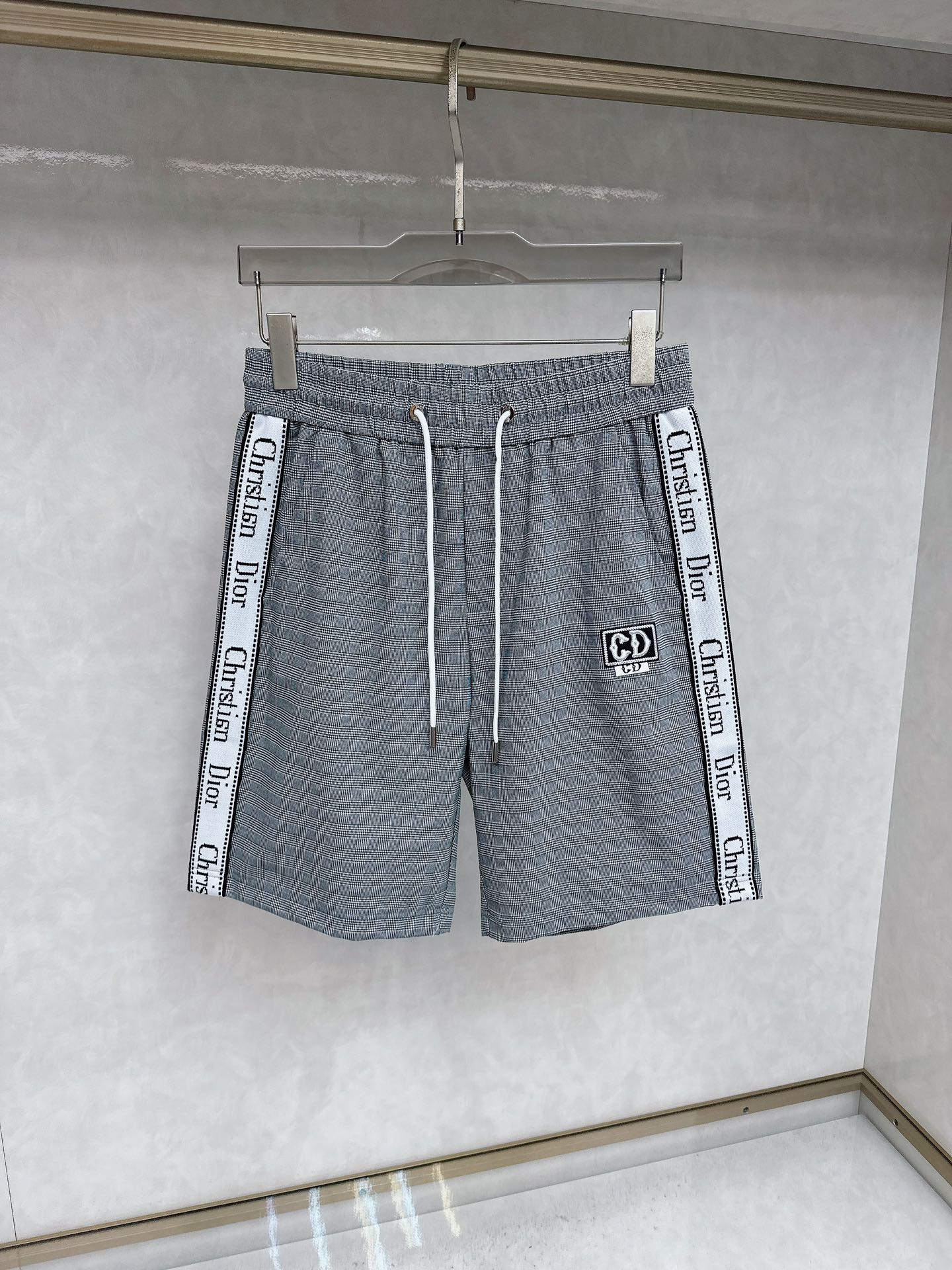 NO:412093,Dior 2025 summer new casual shorts!  The official website is released simultaneously. The brand's classic LOGO casual pants, customized fabric, excellent comfort, strong hand touch. Extremely recognizable, perfect quality craftsmanship. Size M-4xl,,dior, shorts,alexander wang19860909迪奥 2025夏季新款休闲短裤！官网同步发售.品牌经典LOGO休闲裤 ,定制面料,舒适度极好,手触感强烈.辨识度极高,完美品相工艺. 尺码M-4xl,,dior,shorts,alexander wang,Men's clothing