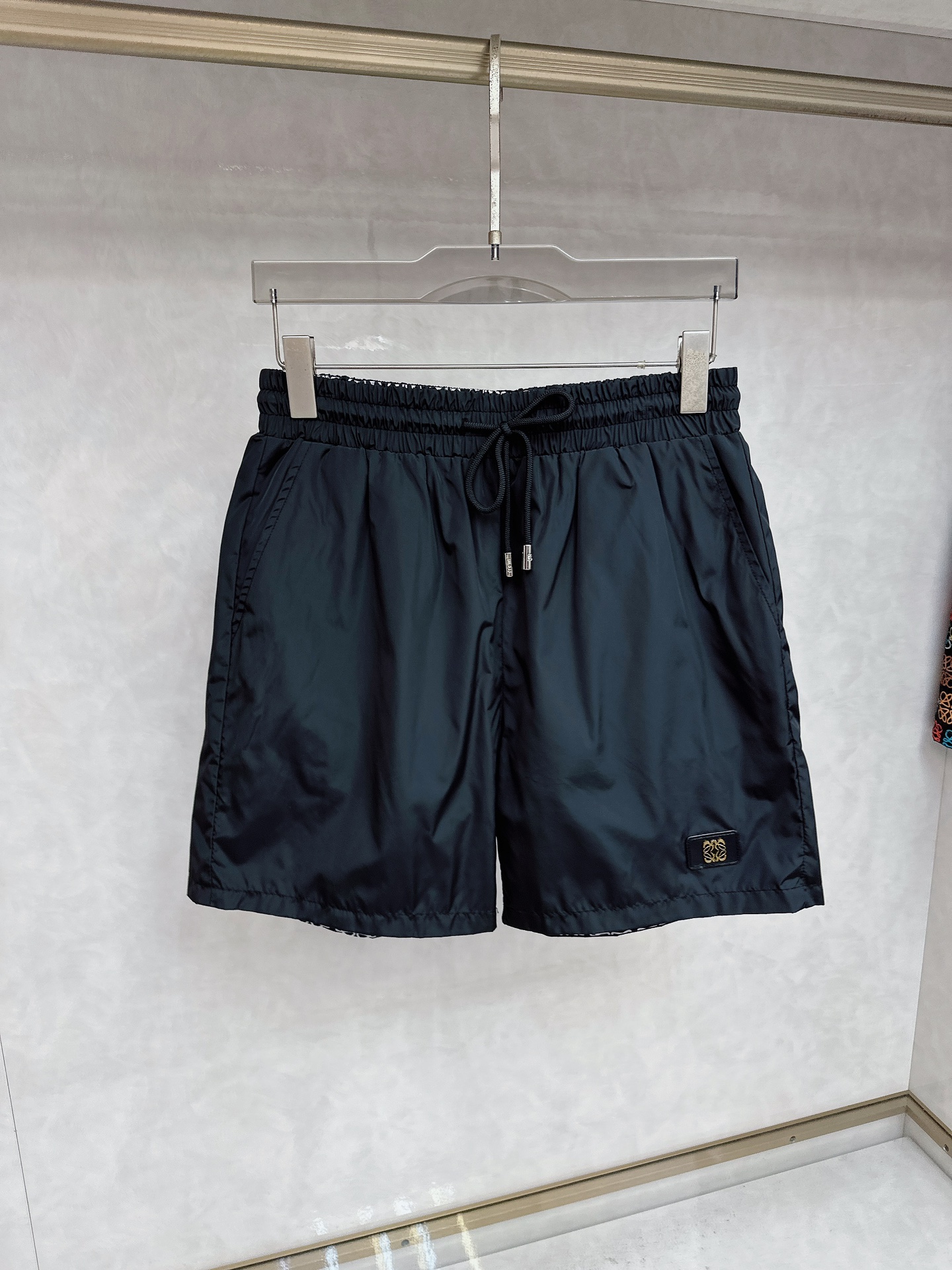 NO:451865,Luo Yiwei 2025 summer new men's casual shorts, high-end custom fabric breathable fabric, extremely breathable, elastic and comfortable, impeccable details, top-level auxiliary materials, original logo design concept, delicate and soft feel!  The upper body style is excellent!  Size M-XXXL, loewe, shorts, alexander wang19860909罗意威 2025夏季新款男士休闲短裤,高级定制面料透气面料 透气弹力舒适度极高,细节无可挑剔,顶级辅料配备,原版logo设计理念,手感细腻柔软！上身版型超赞！尺码M-XXXL,,loewe,shorts,alexander wang,Men's clothing
