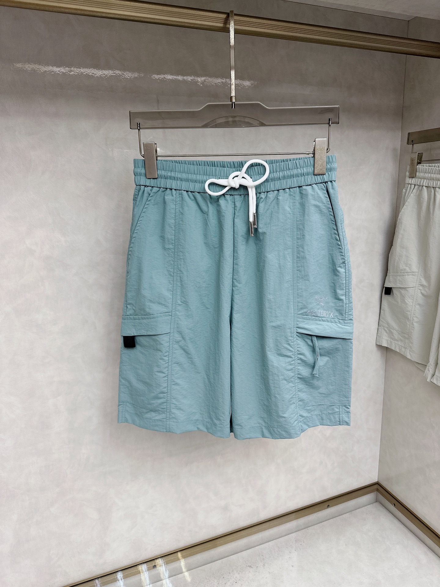 NO:451870,Archaeopteryx 2025 summer new men's casual shorts, high-end custom fabric breathable fabric, extremely breathable elastic and comfortable, impeccable details, top-level auxiliary materials, original logo design concept, delicate and soft feel!  The upper body style is excellent!  Size M-XXXL,arc'teryx,shorts,alexander wang19860909始祖鸟 2025夏季新款男士休闲短裤,高级定制面料透气面料 透气弹力舒适度极高,细节无可挑剔,顶级辅料配备,原版logo设计理念,手感细腻柔软！上身版型超赞！尺码M-XXXL,arc'teryx,shorts,alexander wang,Men's clothing