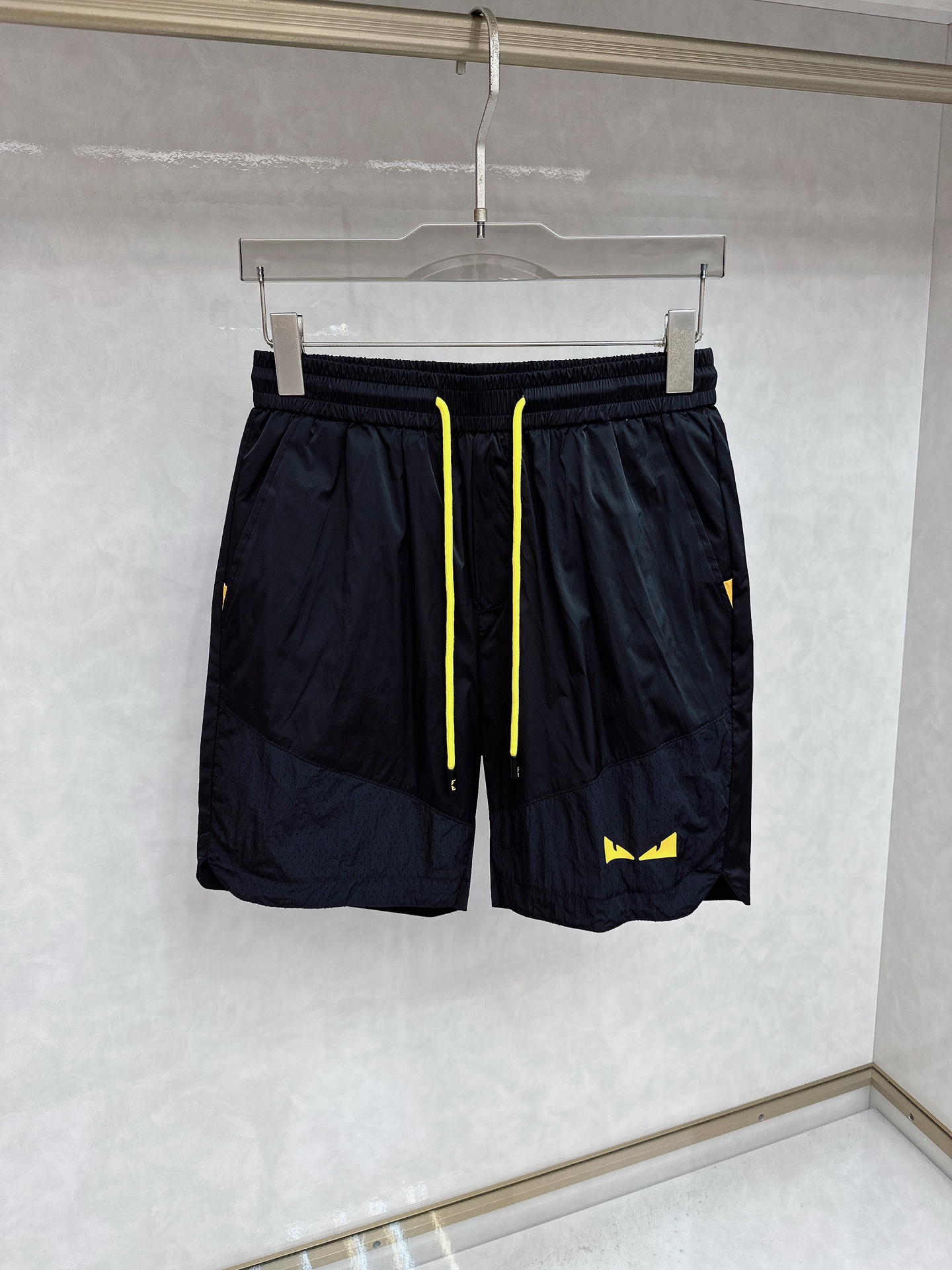 NO:451886,Fendi 2025 summer new men's casual shorts, high-end custom fabric breathable fabric, extremely breathable, elastic and comfortable, impeccable details, top-level auxiliary materials, original logo design concept, delicate and soft feel!  The upper body style is excellent!  Size M-XXXL, fendi, shorts, alexander wang19860909芬迪 2025夏季新款男士休闲短裤,高级定制面料透气面料 透气弹力舒适度极高,细节无可挑剔,顶级辅料配备,原版logo设计理念,手感细腻柔软！上身版型超赞！尺码M-XXXL,,fendi,shorts,alexander wang,Men's clothing