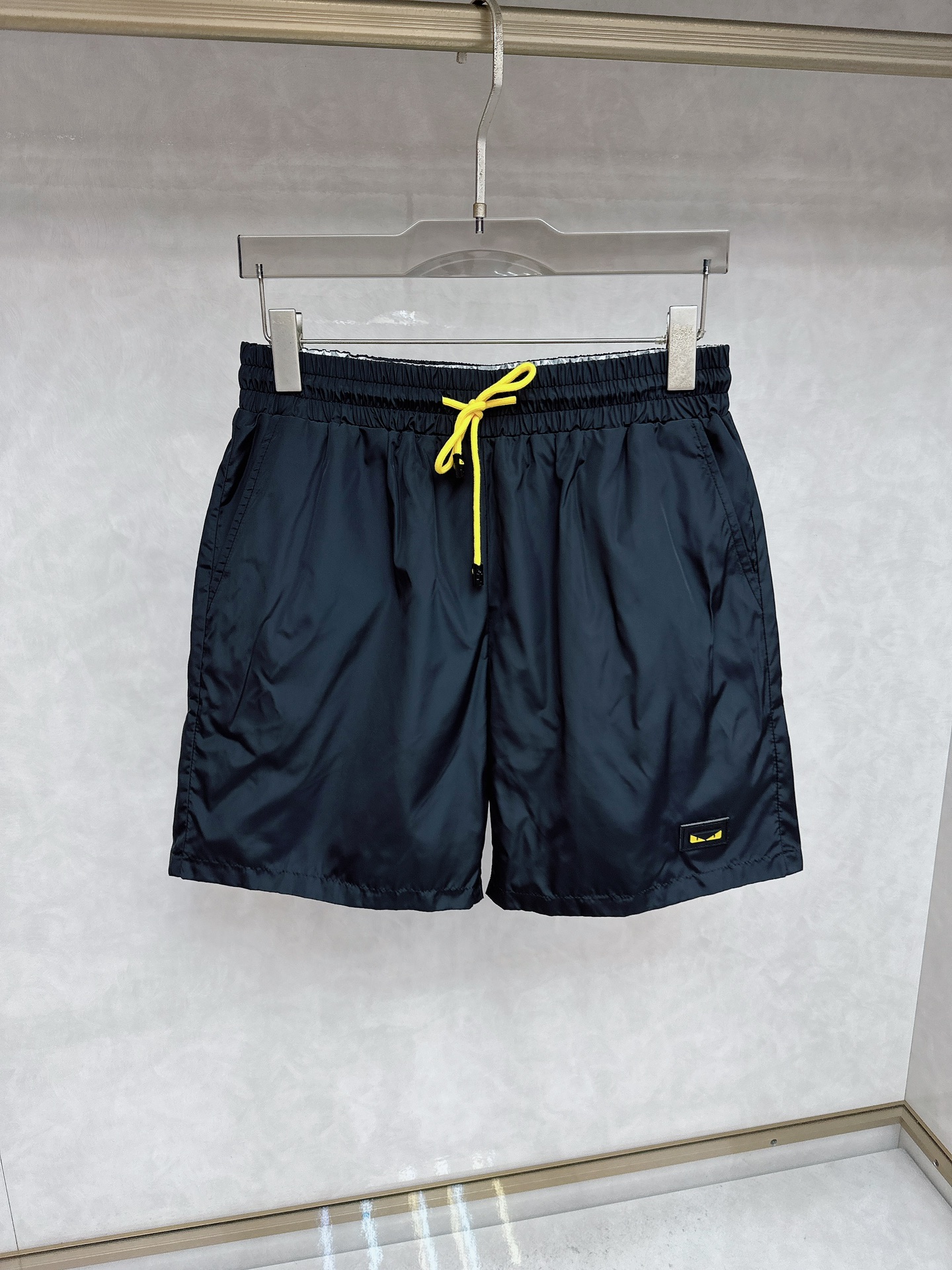 NO:451847,Fendi 2025 summer new men's casual shorts, high-end custom fabric breathable fabric, extremely breathable, elastic and comfortable, impeccable details, top-level auxiliary materials, original logo design concept, delicate and soft feel!  The upper body style is excellent!  Size M-XXXL, fendi, shorts, alexander wang19860909芬迪 2025夏季新款男士休闲短裤,高级定制面料透气面料 透气弹力舒适度极高,细节无可挑剔,顶级辅料配备,原版logo设计理念,手感细腻柔软！上身版型超赞！尺码M-XXXL,,fendi,shorts,alexander wang,Men's clothing
