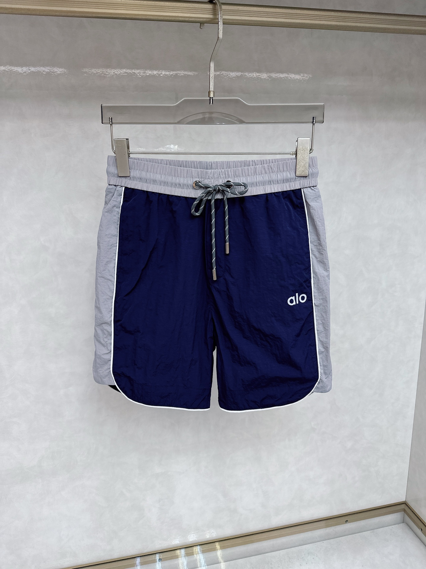 NO:451852,New 2025 summer casual shorts, high-end custom fabric breathable fabric, extremely breathable elastic and comfortable, impeccable details, top-level auxiliary materials, original logo design concept, delicate and soft feel!  The upper body style is excellent!  Size M-XXXL, shorts,alexander wang198609092025夏季新款男士休闲短裤,高级定制面料透气面料 透气弹力舒适度极高,细节无可挑剔,顶级辅料配备,原版logo设计理念,手感细腻柔软！上身版型超赞！尺码M-XXXL,,shorts,alexander wang,Men's clothing